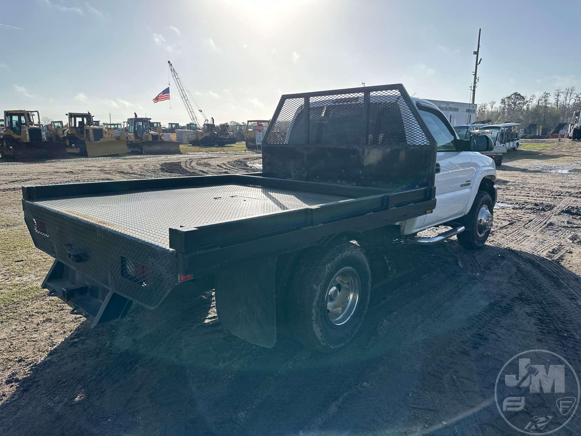 2005 GMC SIERRA SLE SINGLE AXLE REGULAR CAB 4X4 FLATBED TRUCK VIN: 1GDJK34285E192463