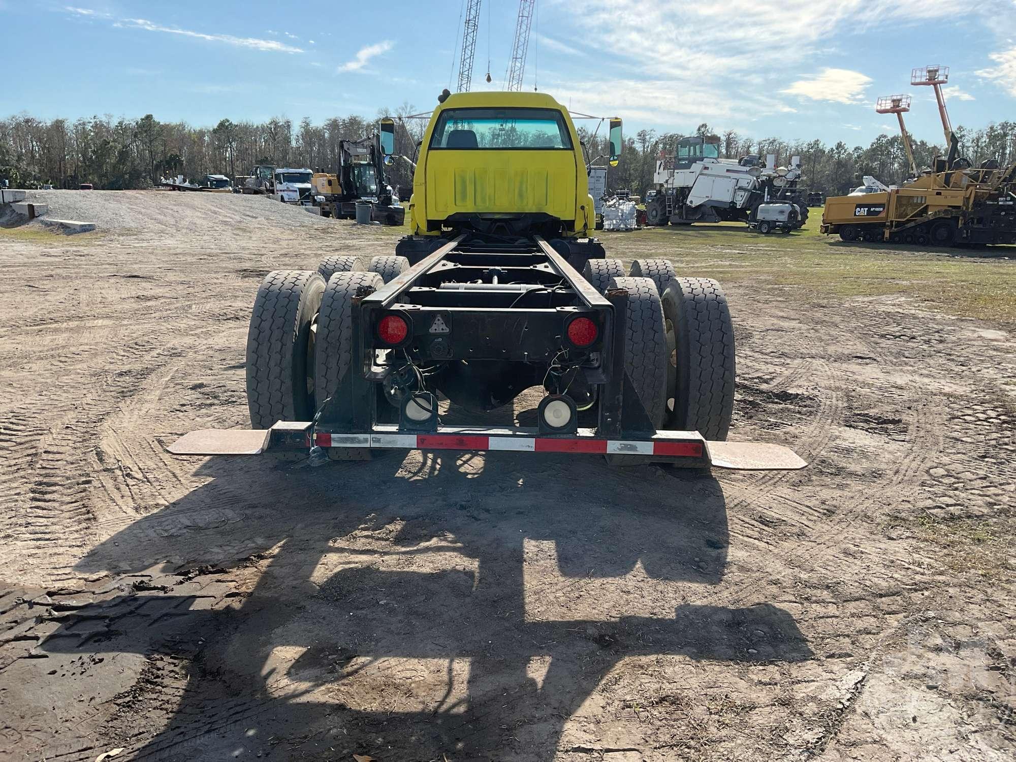 2001 CHEVROLET C7 TANDEM AXLE VIN: 1GBT7H4C61J502541 CAB & CHASSIS