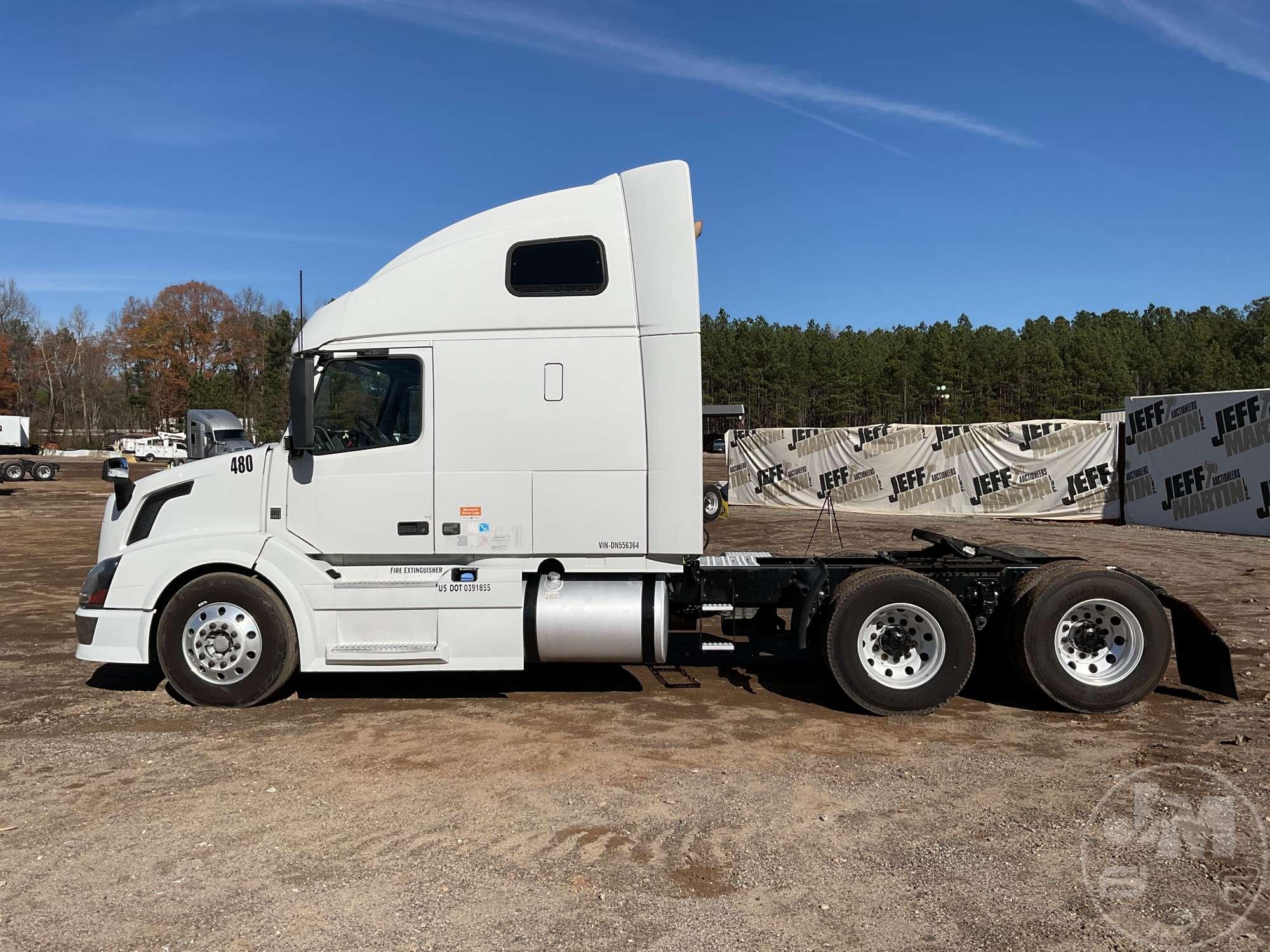 2013 VOLVO TRUCK VNL TANDEM AXLE TRUCK TRACTOR VIN: 4V4NC9EJXDN556364