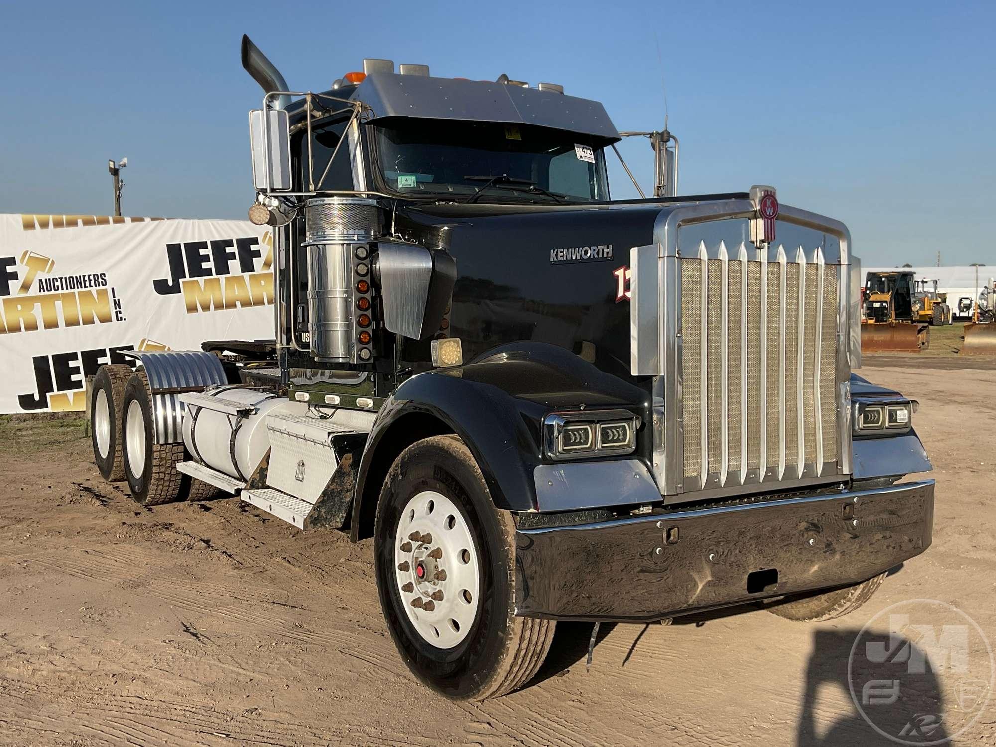 2005 KENWORTH W900 TANDEM AXLE DAY CAB TRUCK TRACTOR VIN: 1XKWDB0X25J105488