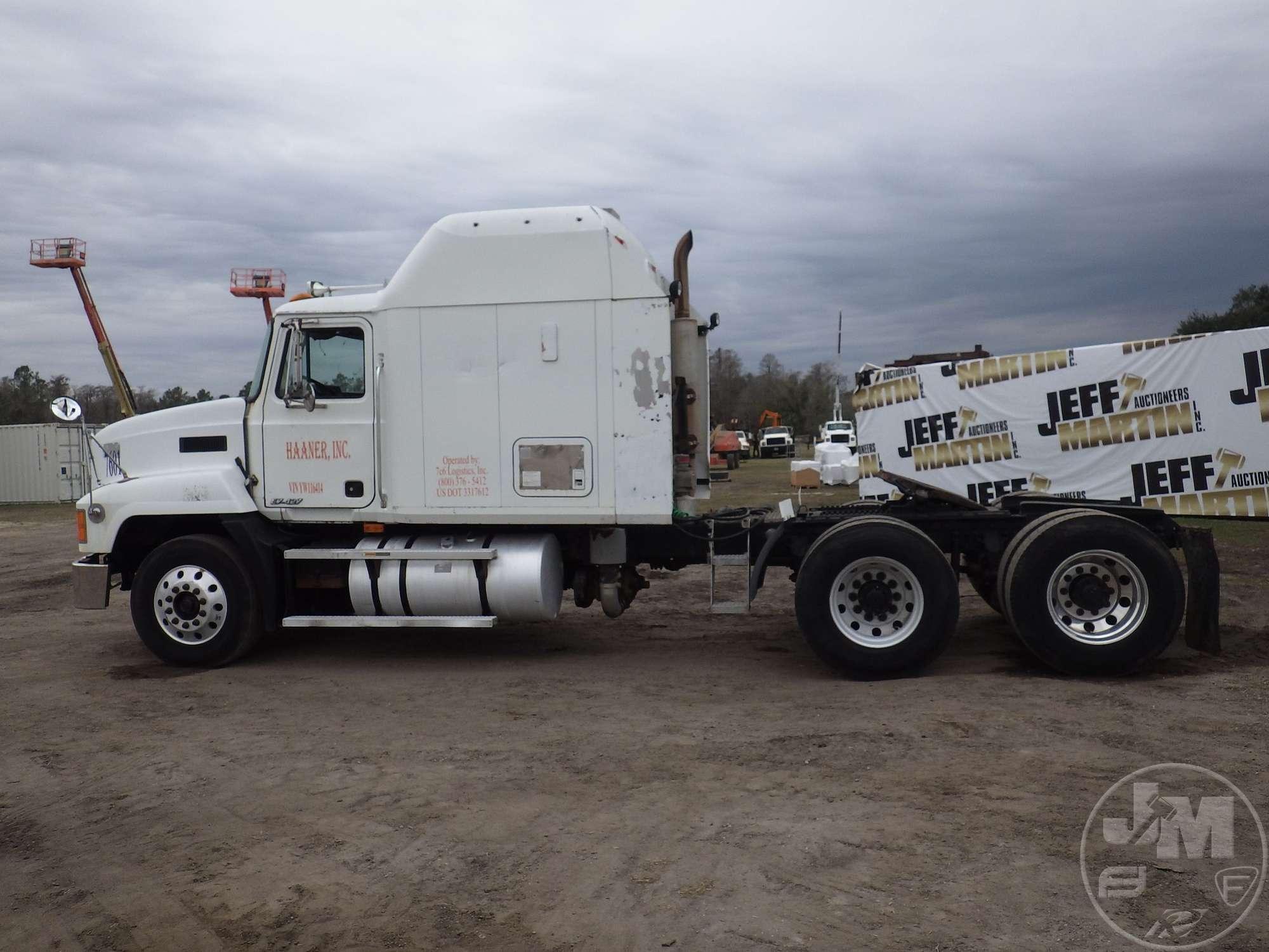 2000 MACK CH613 TANDEM AXLE TRUCK TRACTOR VIN: 1M1AA18YXYW116414