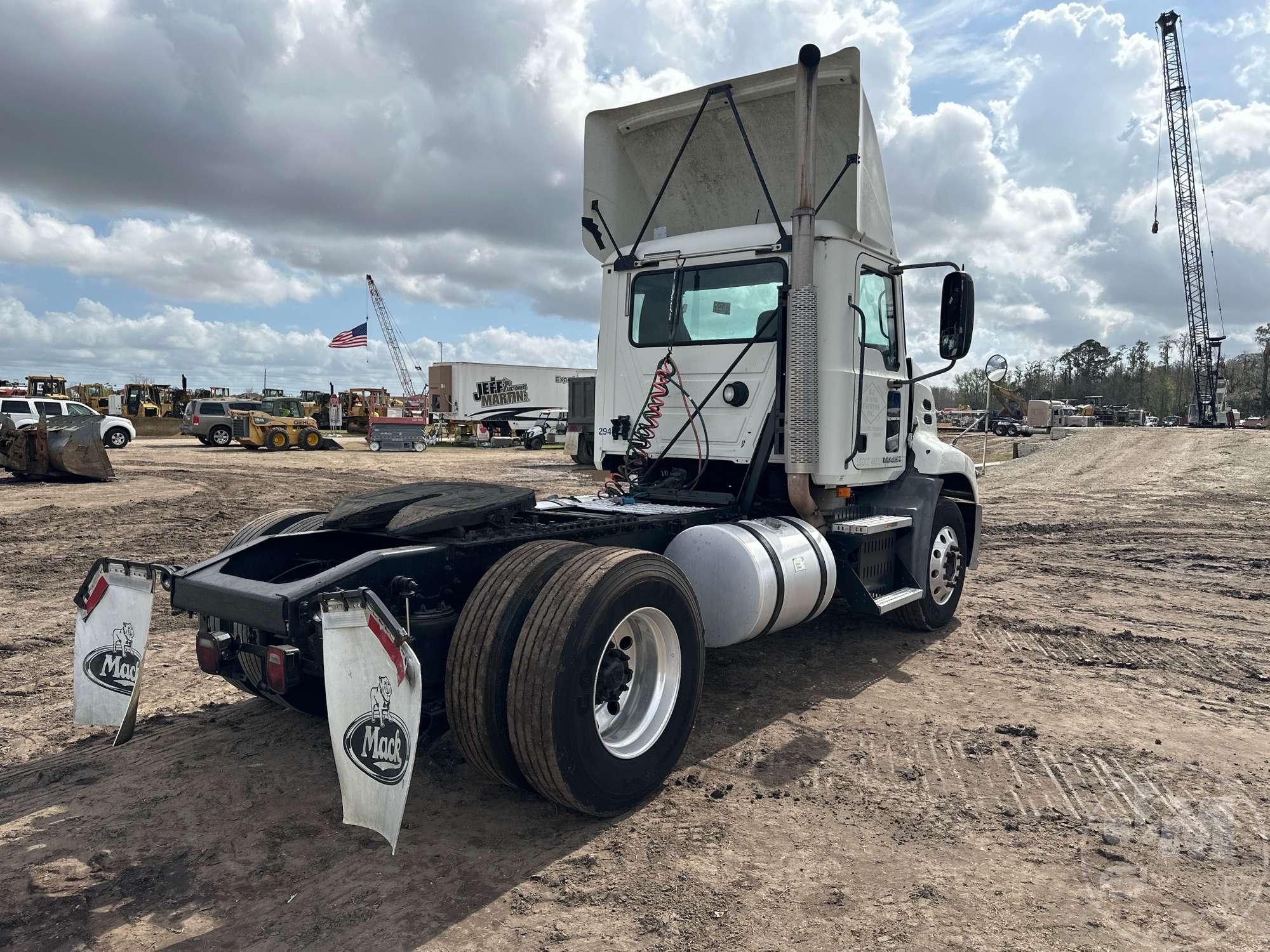 2009 MACK CXU SINGLE AXLE DAY CAB TRUCK TRACTOR VIN: 1M1AW01Y79N001640