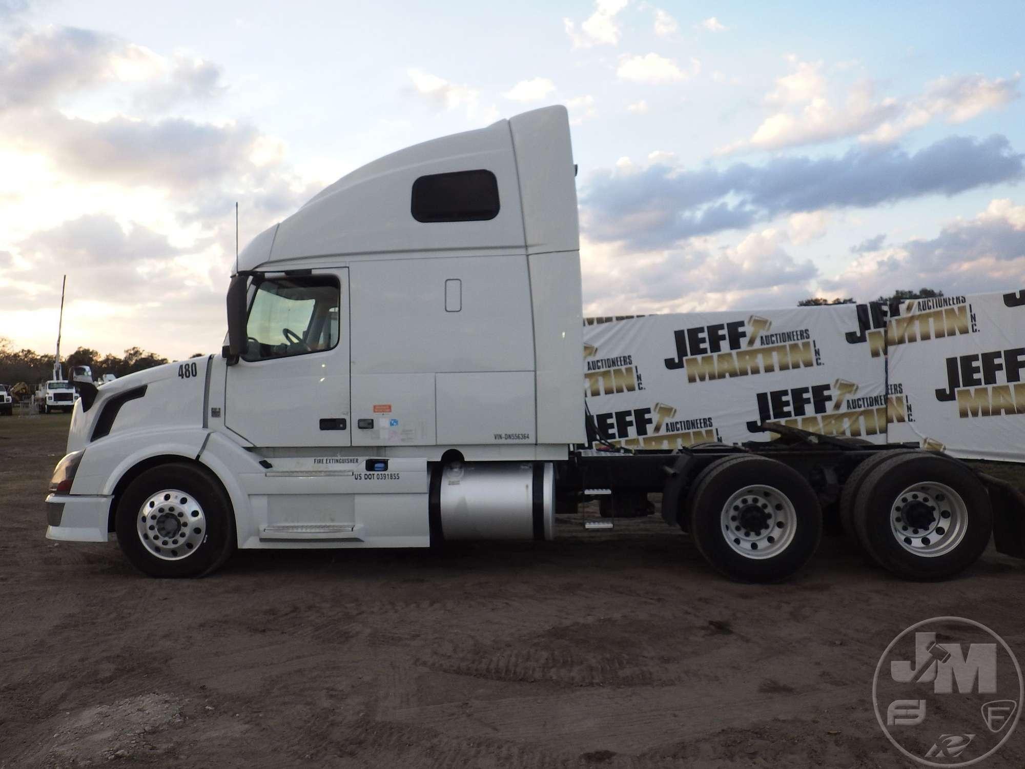 2013 VOLVO TRUCK VNL TANDEM AXLE TRUCK TRACTOR VIN: 4V4NC9EJXDN556364