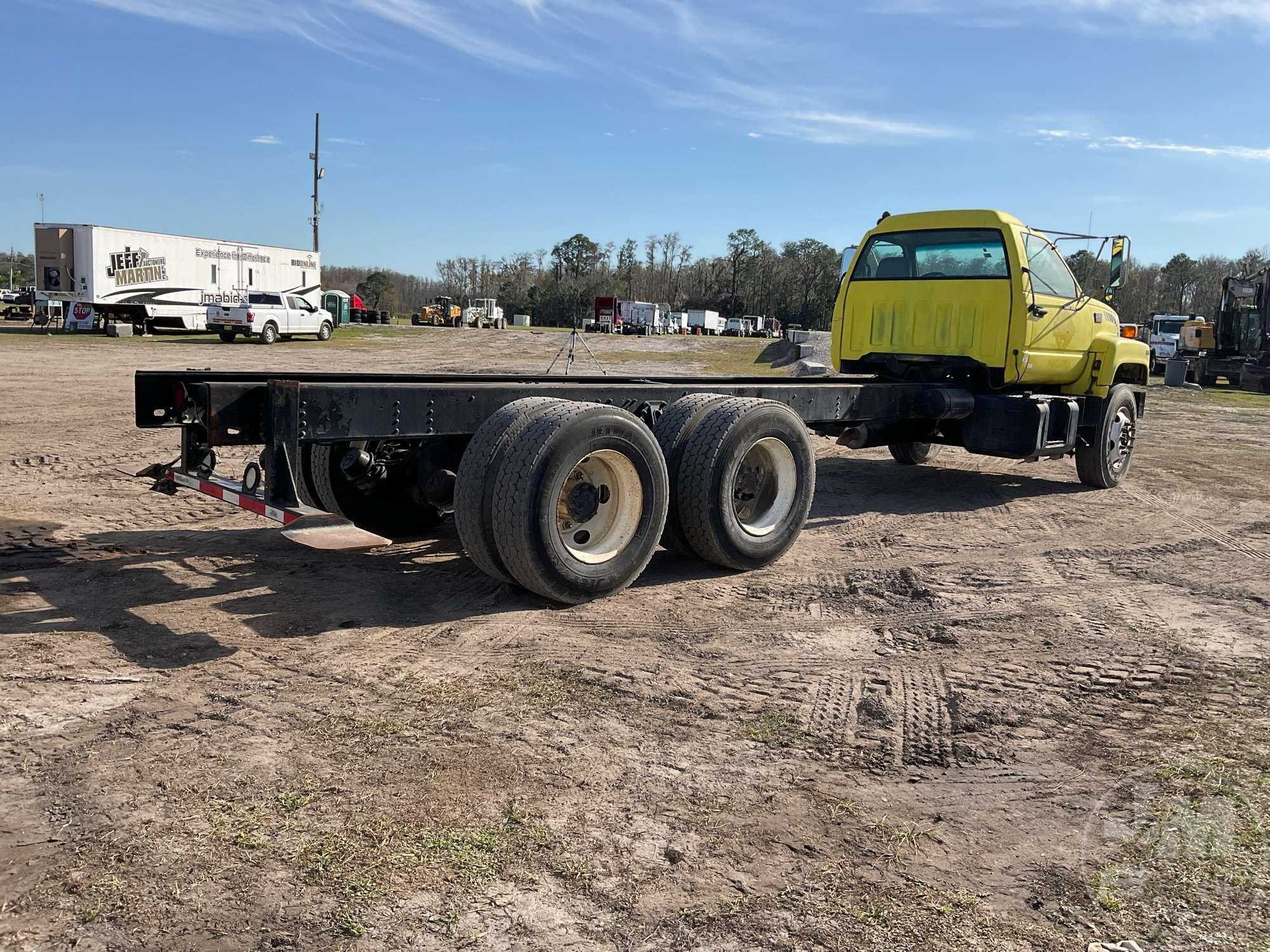 2001 CHEVROLET C7 TANDEM AXLE VIN: 1GBT7H4C61J502541 CAB & CHASSIS