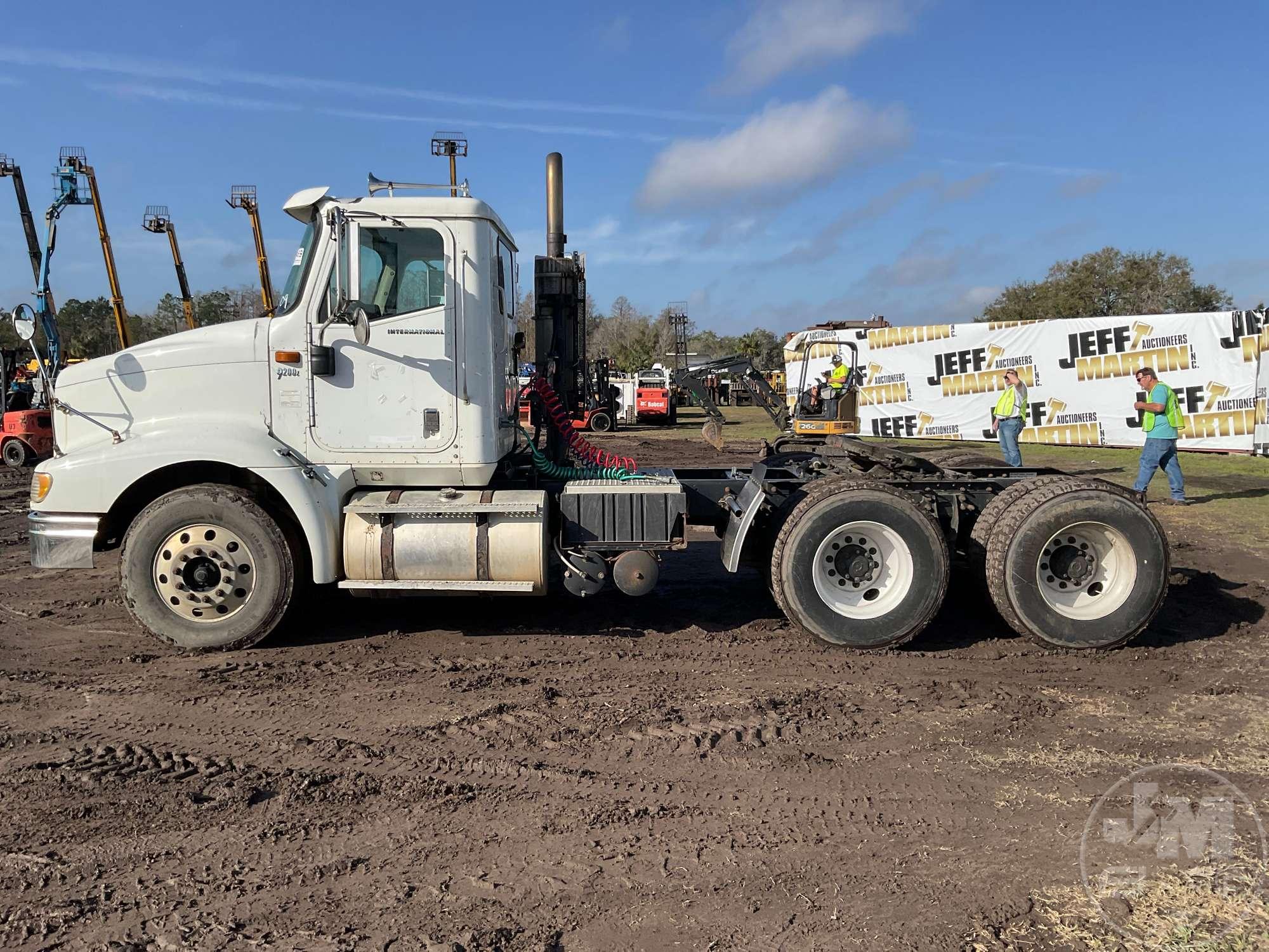 2009 INTERNATIONAL 9200I SBA 6X4 TANDEM AXLE DAY CAB TRUCK TRACTOR VIN: 3HSCEAPR29N108110