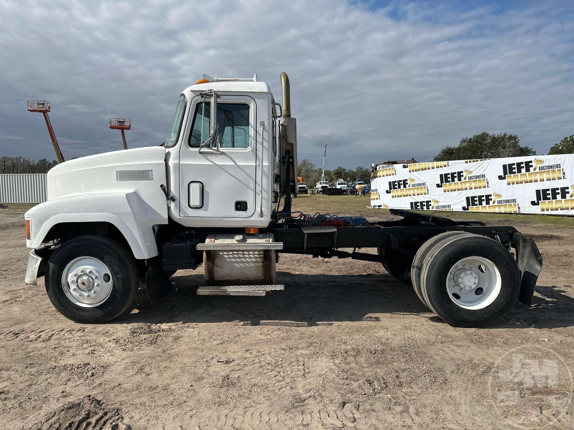 1997 MACK CH612 SINGLE AXLE DAY CAB TRUCK TRACTOR VIN: 1M2AA08Y4VW011482