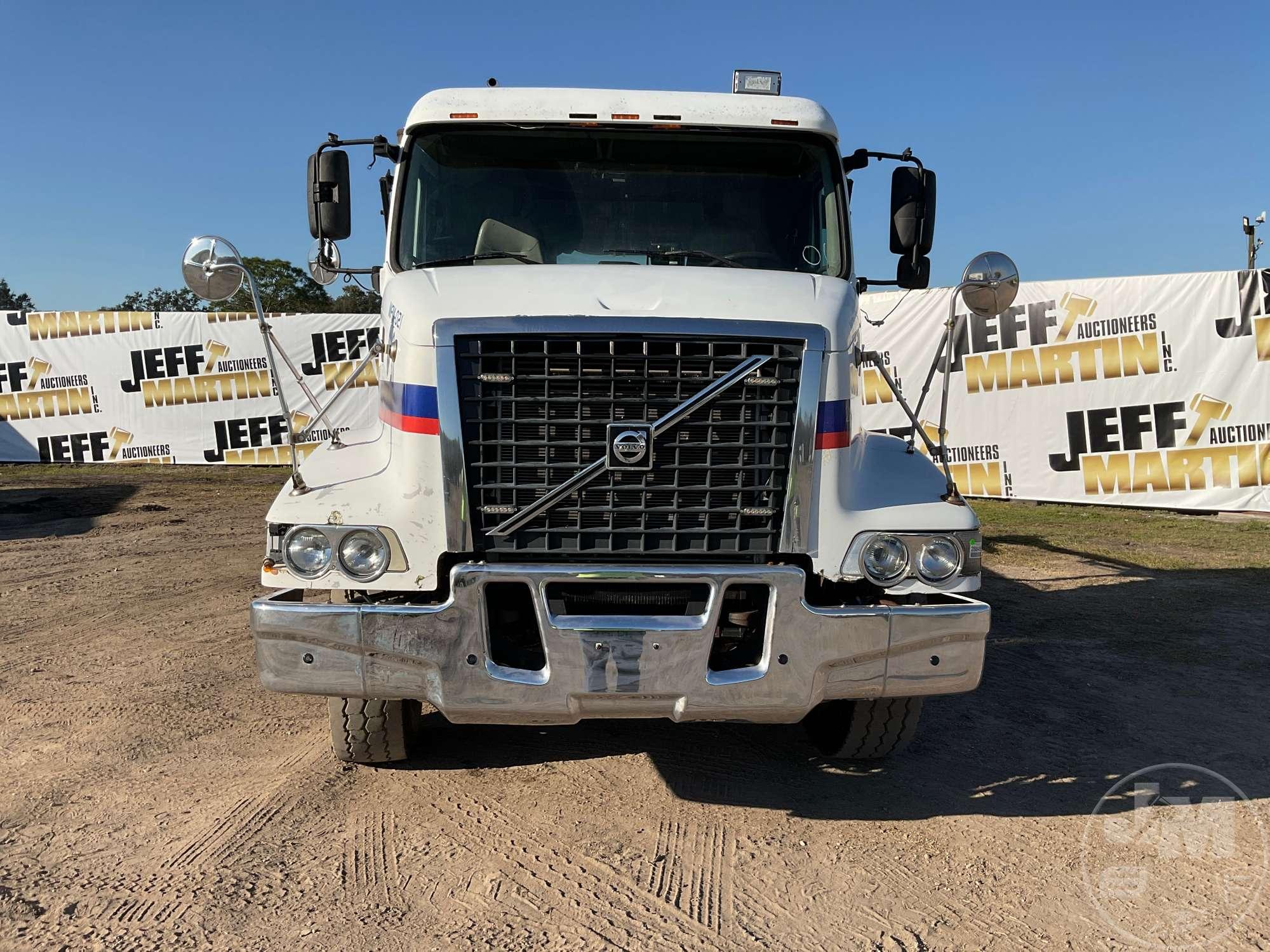 2006 VOLVO TRUCK VHD VIN: 4V5KC9GH56N393084 T/A ROLL OFF TRUCK