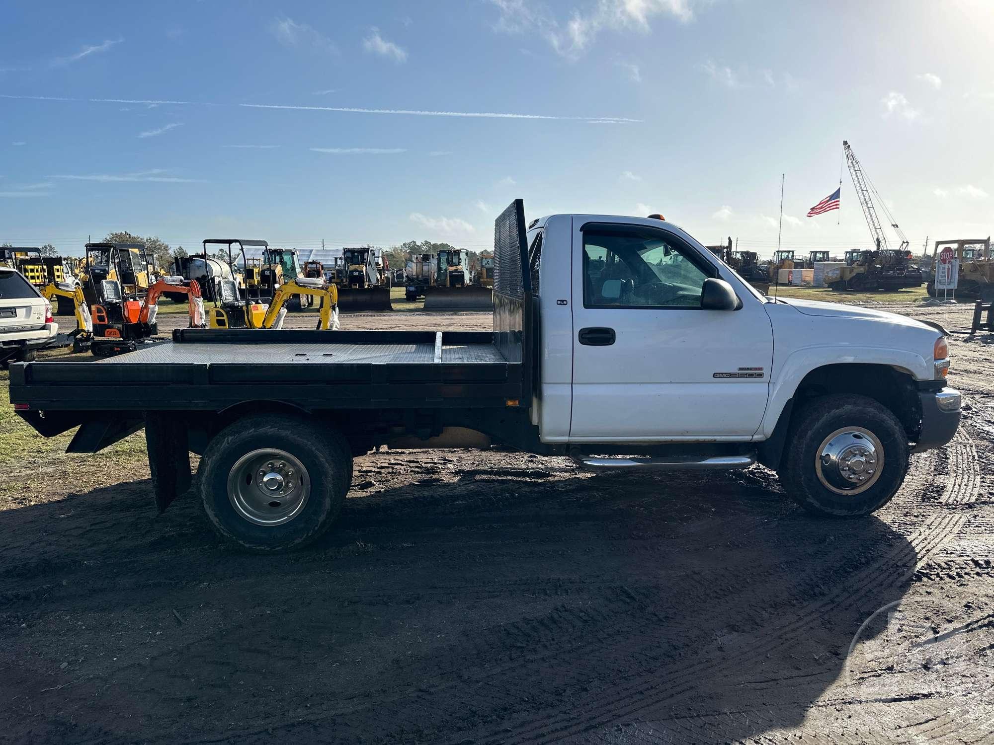 2005 GMC SIERRA SLE SINGLE AXLE REGULAR CAB 4X4 FLATBED TRUCK VIN: 1GDJK34285E192463