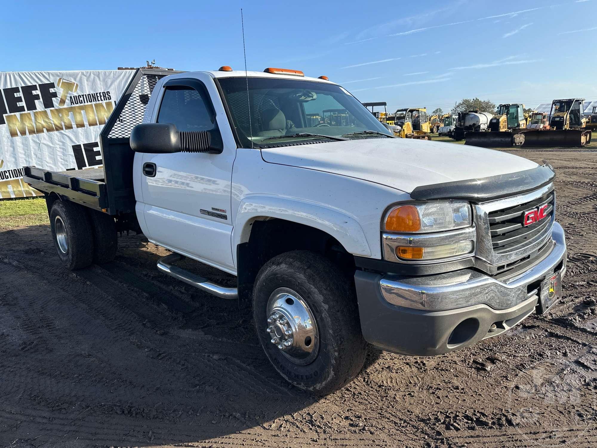 2005 GMC SIERRA SLE SINGLE AXLE REGULAR CAB 4X4 FLATBED TRUCK VIN: 1GDJK34285E192463