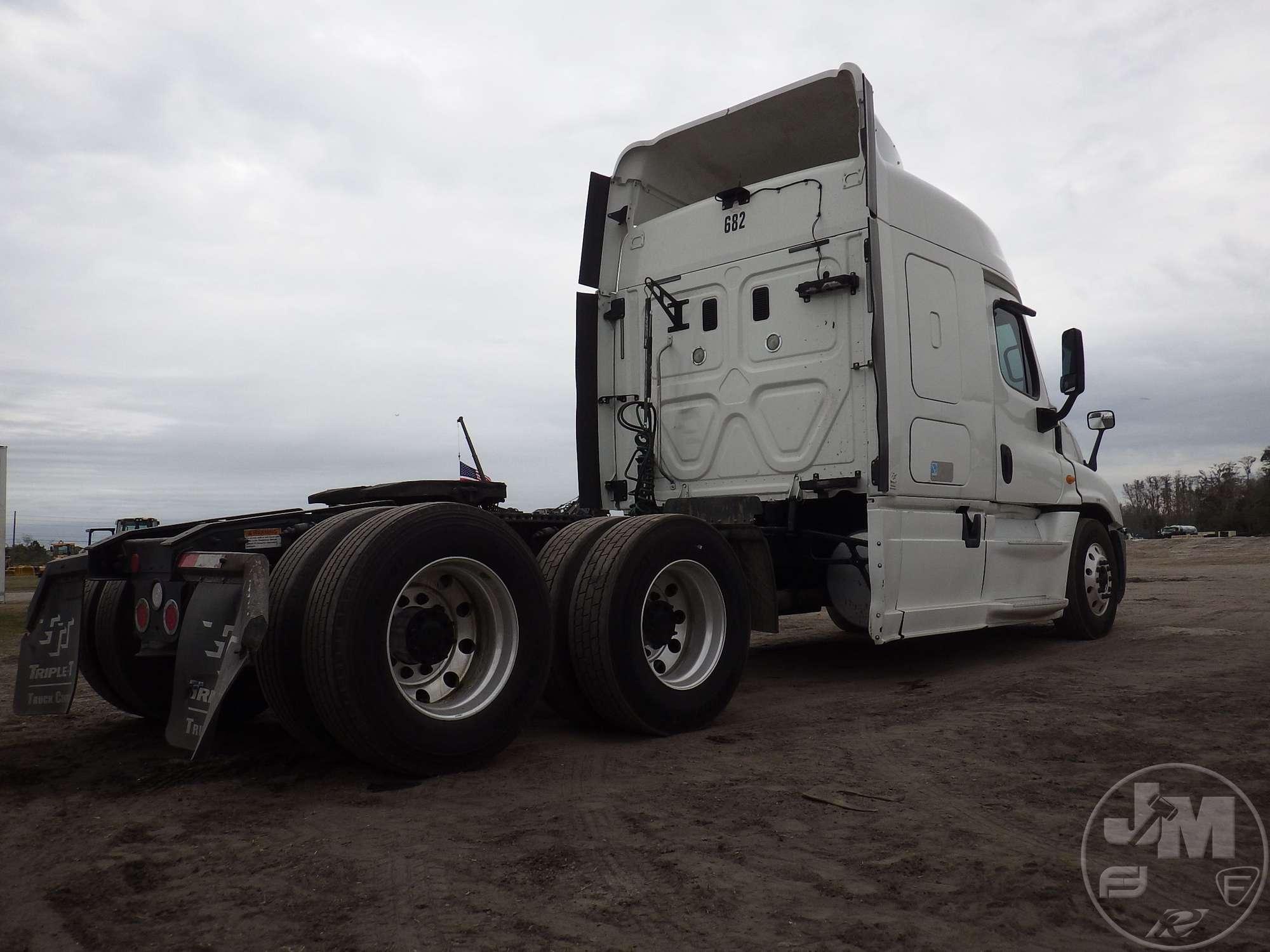 2014 FREIGHTLINER CASCADIA TANDEM AXLE TRUCK TRACTOR VIN: 1FUJGLDV8ELFS4845