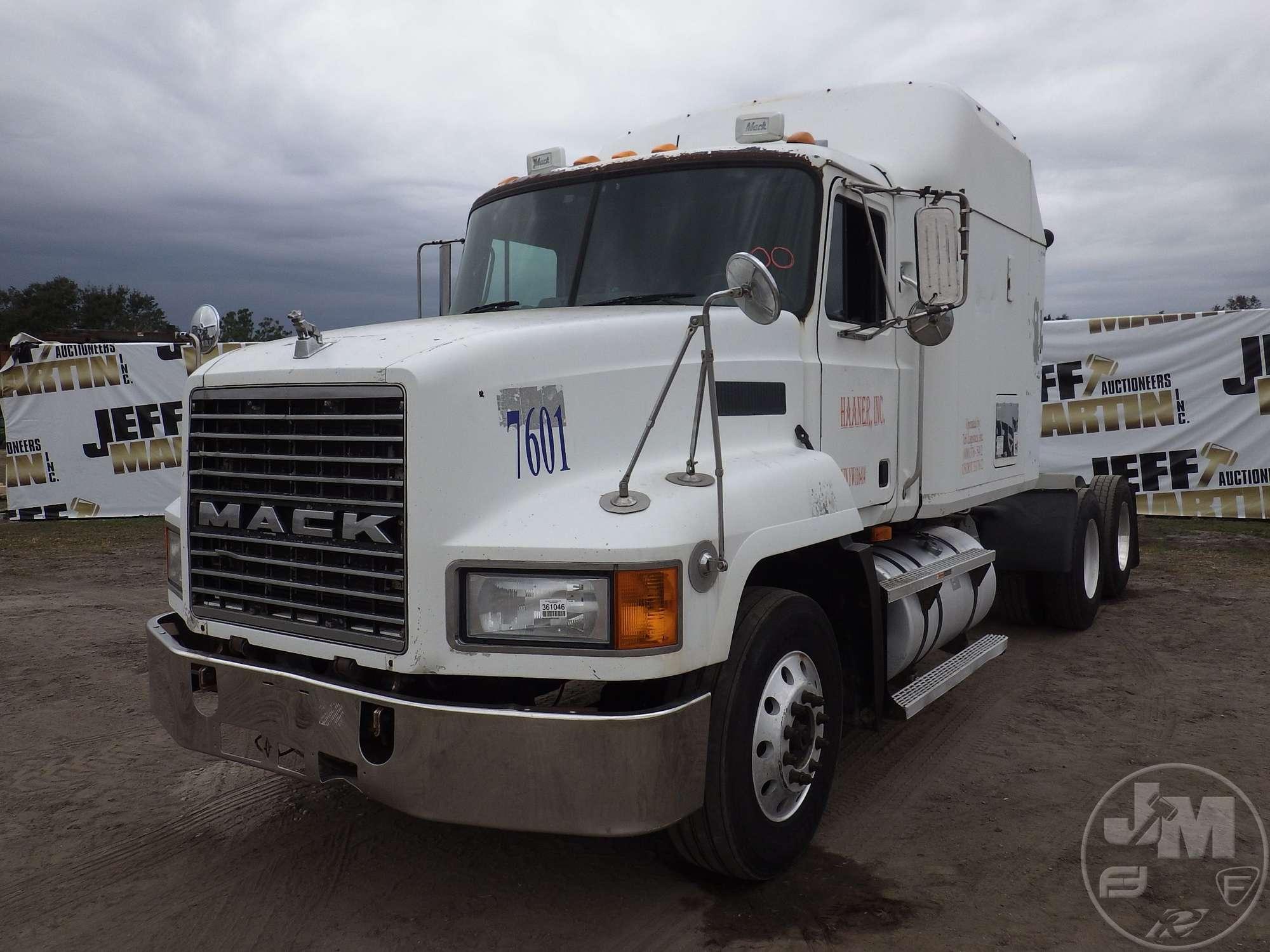 2000 MACK CH613 TANDEM AXLE TRUCK TRACTOR VIN: 1M1AA18YXYW116414