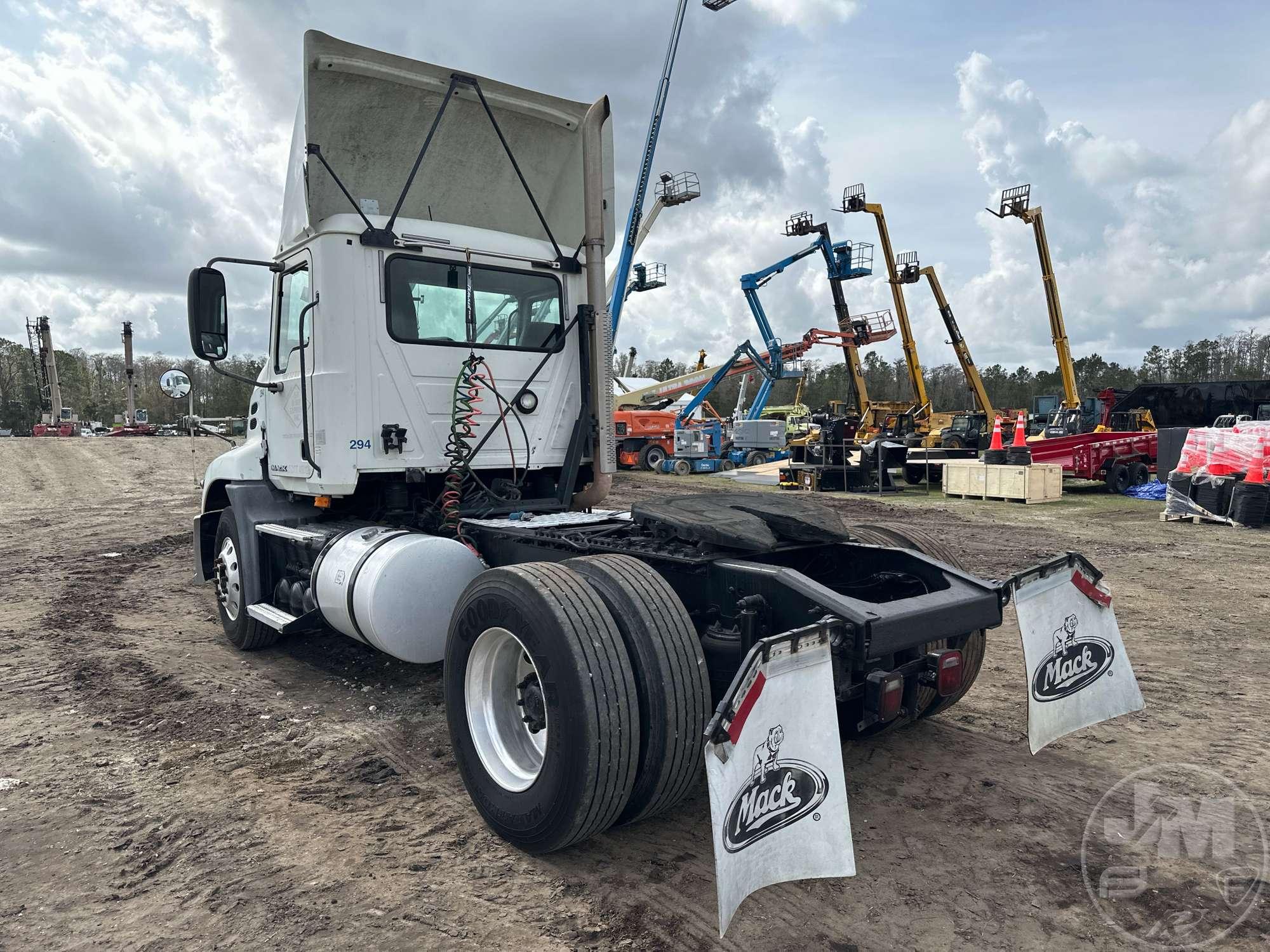 2009 MACK CXU SINGLE AXLE DAY CAB TRUCK TRACTOR VIN: 1M1AW01Y79N001640