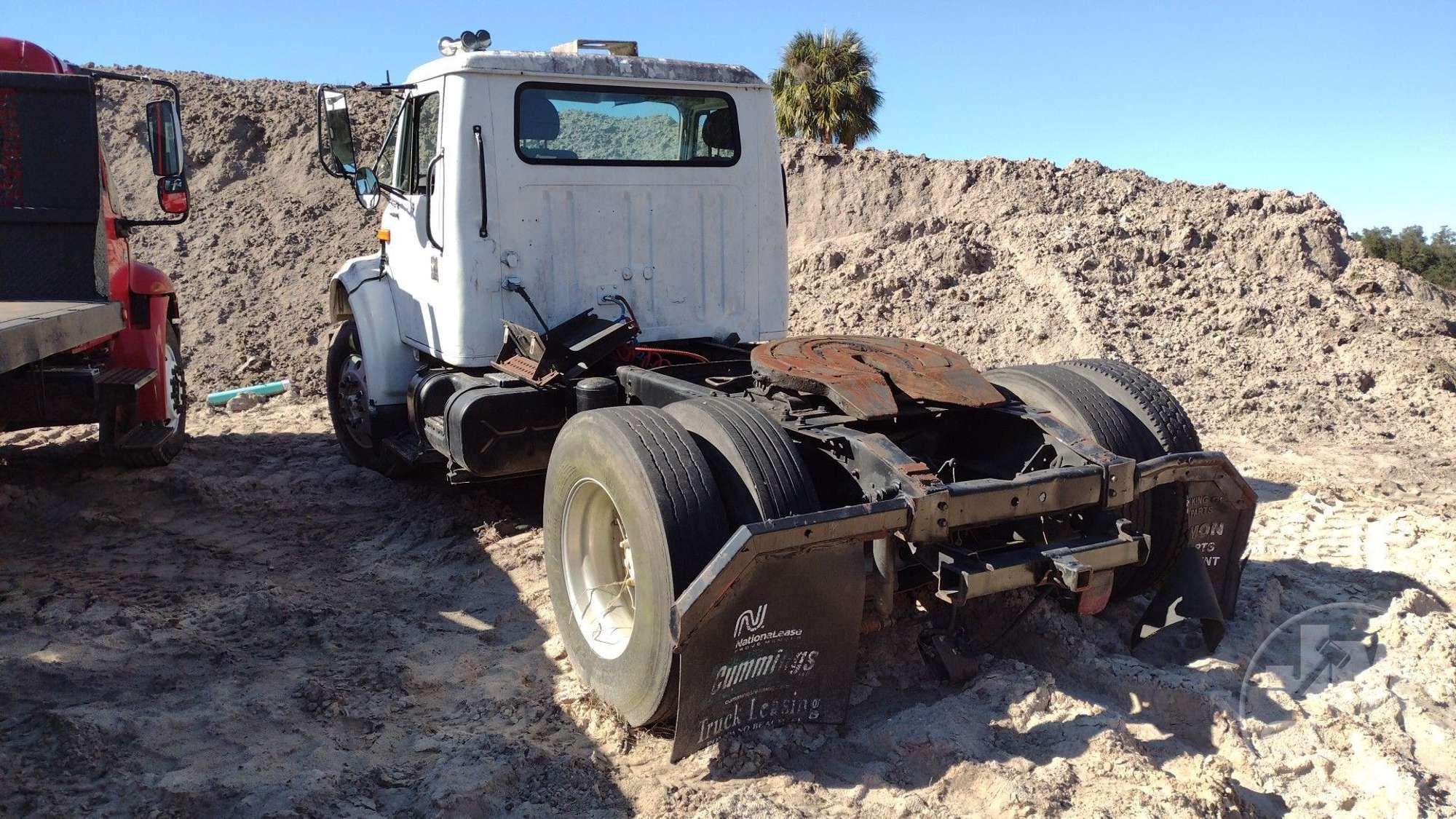 1998 INTERNATIONAL 4900 VIN: 1HSSDAAN1WH529276 S/A DAY CAB TRUCK TRACTOR