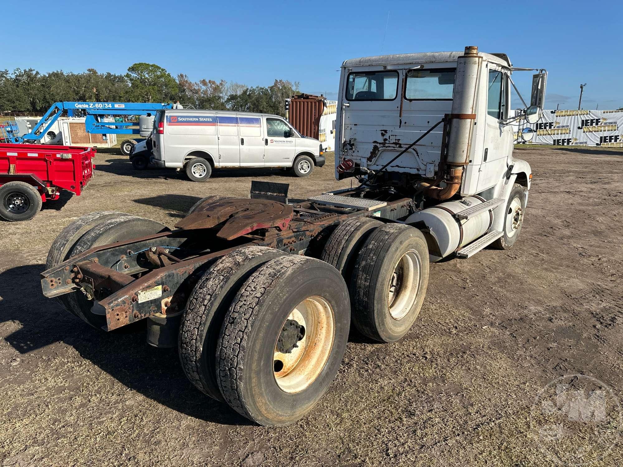 2000 FREIGHTLINER FL112 VIN: 1FUYTEDB4YHF79912 T/A NON SLEEPER ROAD TRACTOR