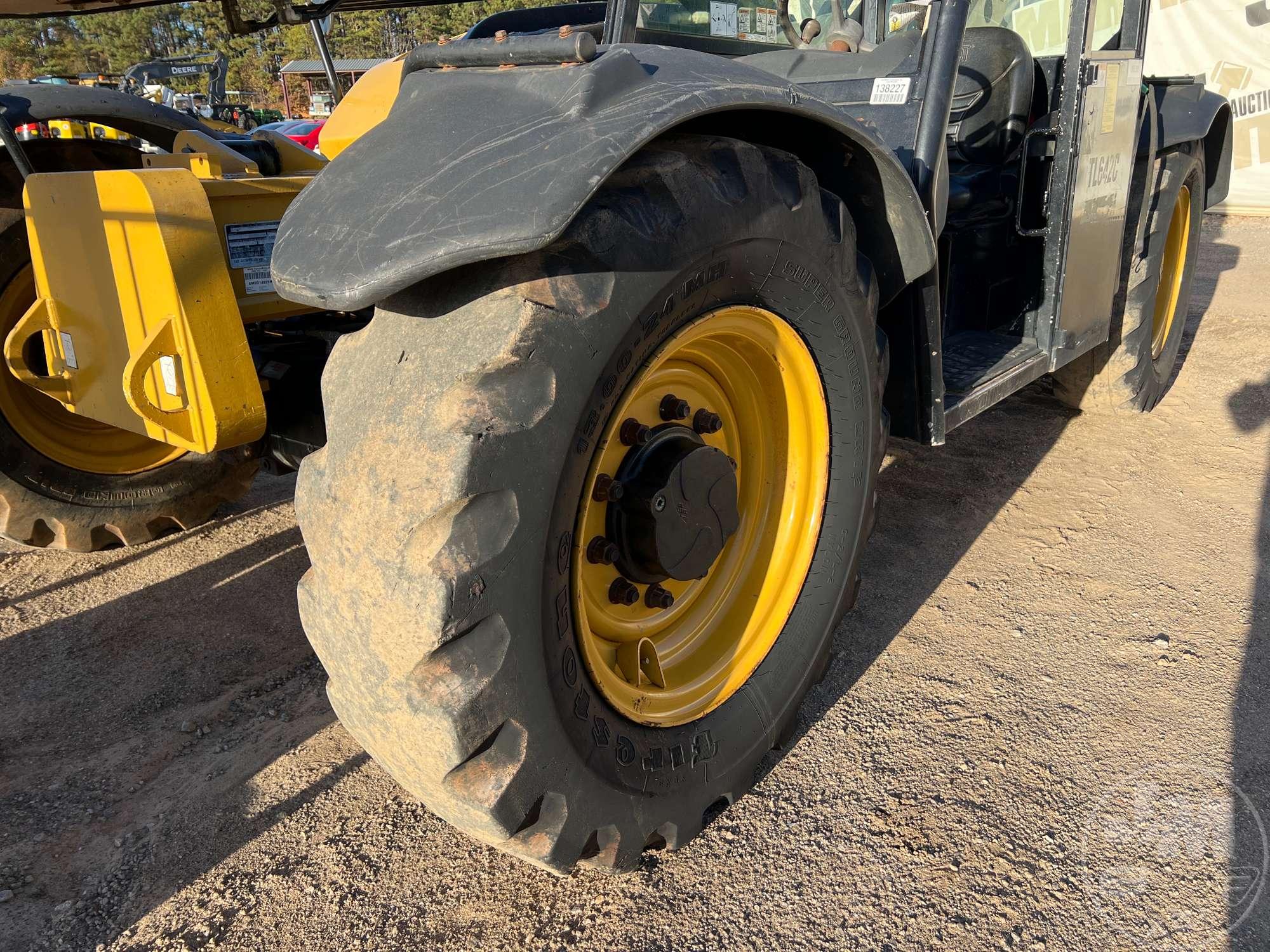 2015 CATERPILLAR TL642C TELESCOPIC FORKLIFT SN: THG01294