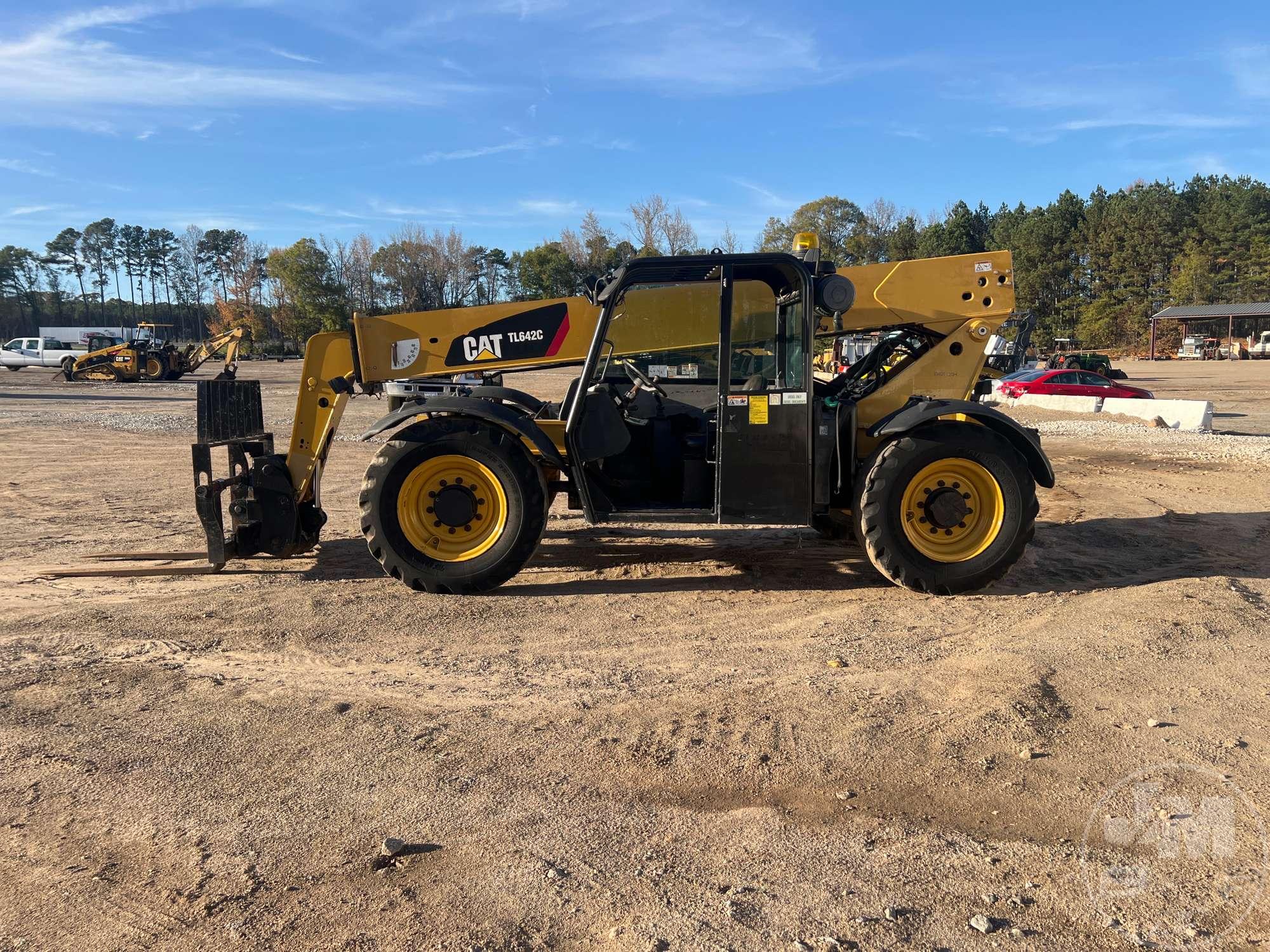 2015 CATERPILLAR TL642C TELESCOPIC FORKLIFT SN: THG01294