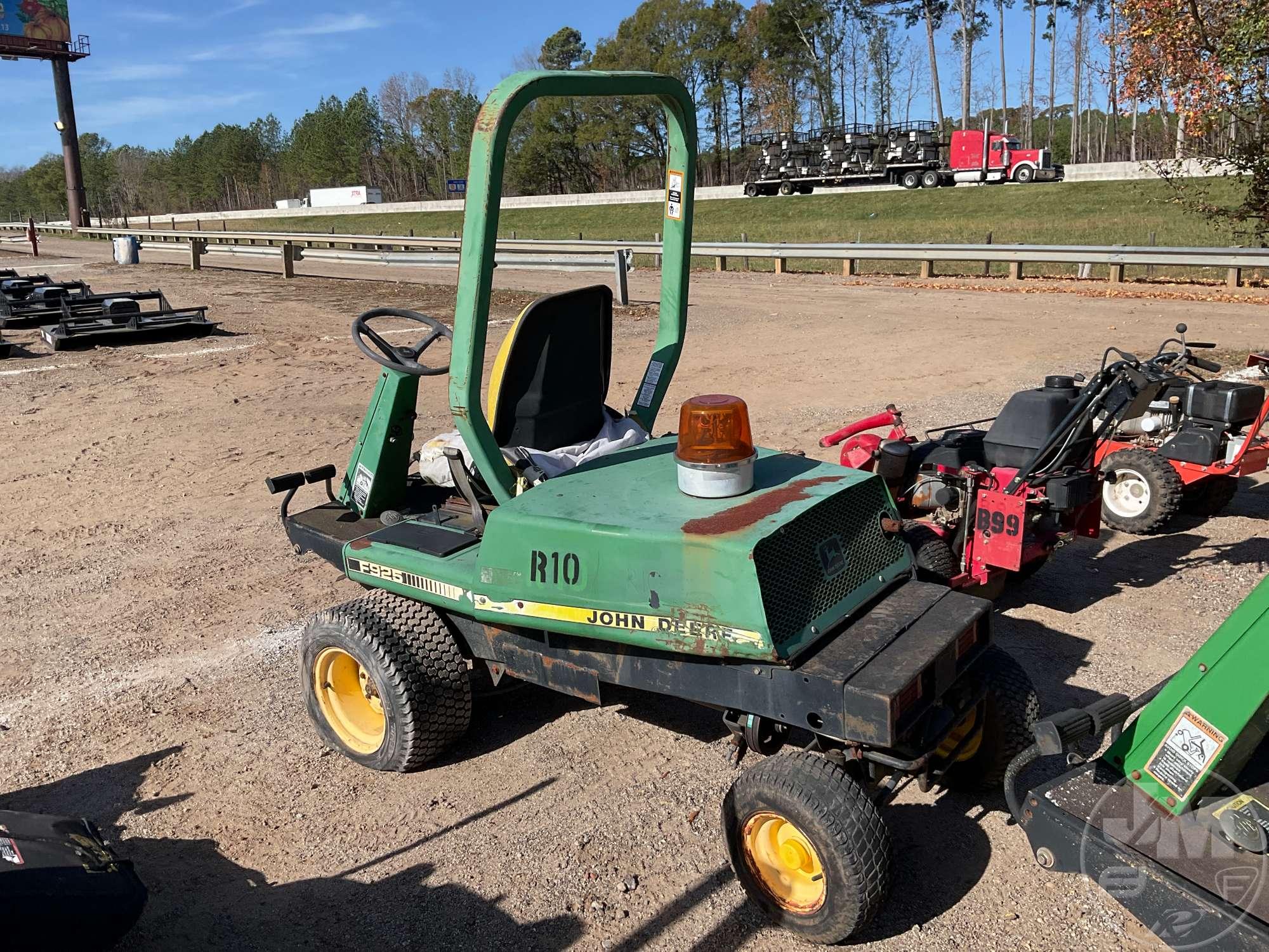 JOHN DEERE F925 SN: M0F925X140255 RIDING MOWER