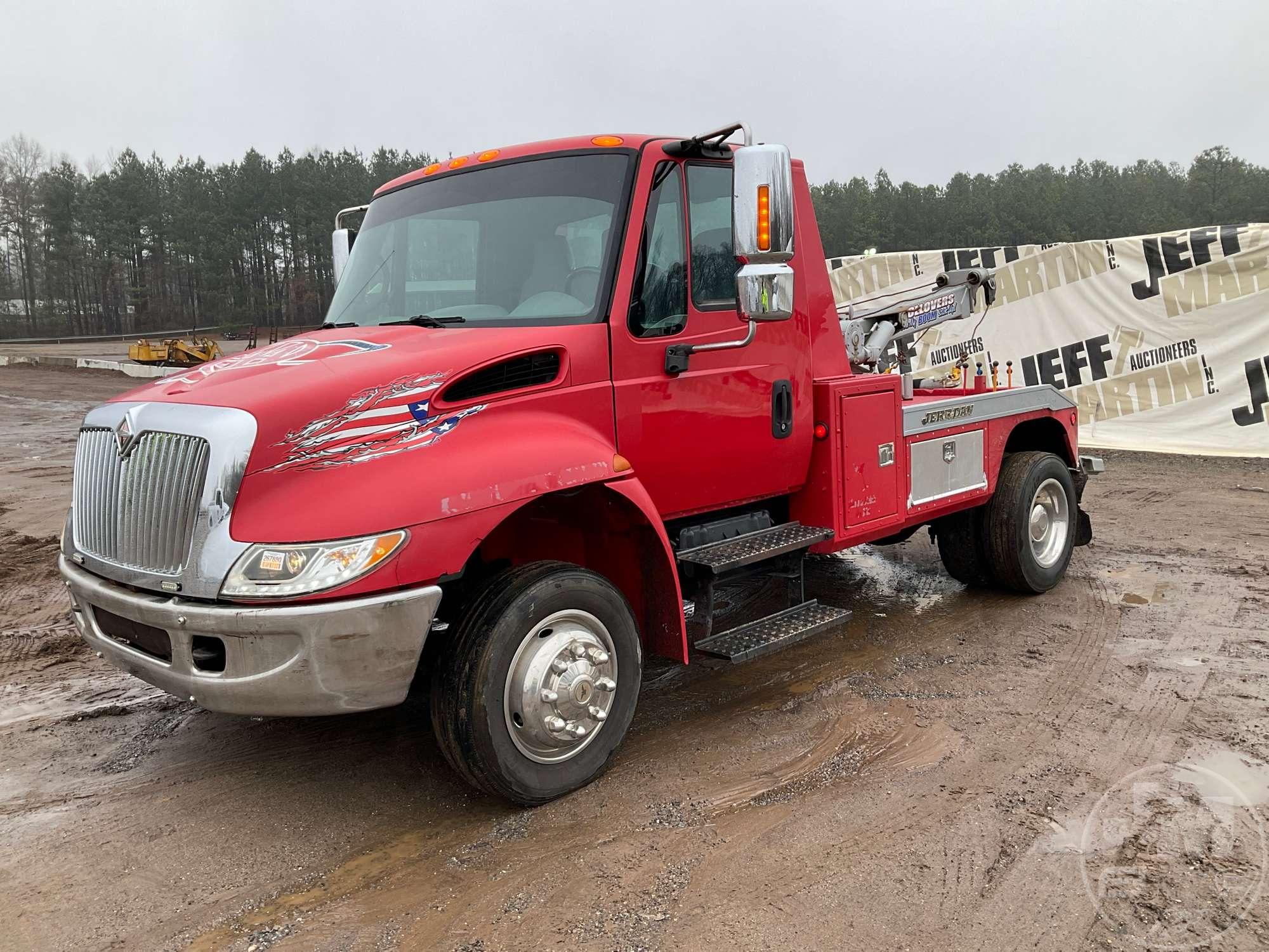 2002 INTERNATIONAL 4300 SBA 4X2 SINGLE AXLE WRECKER VIN: 1HTMMAAM92H535395