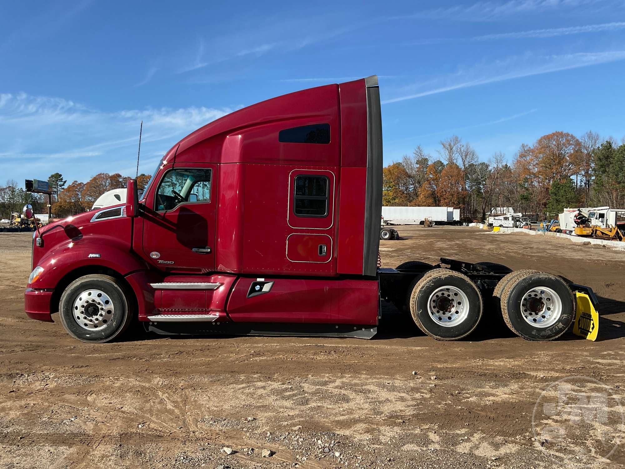 2018 KENWORTH T680 VIN: 1XKYD49X4JJ190139 TANDEM AXLE TRUCK TRACTOR