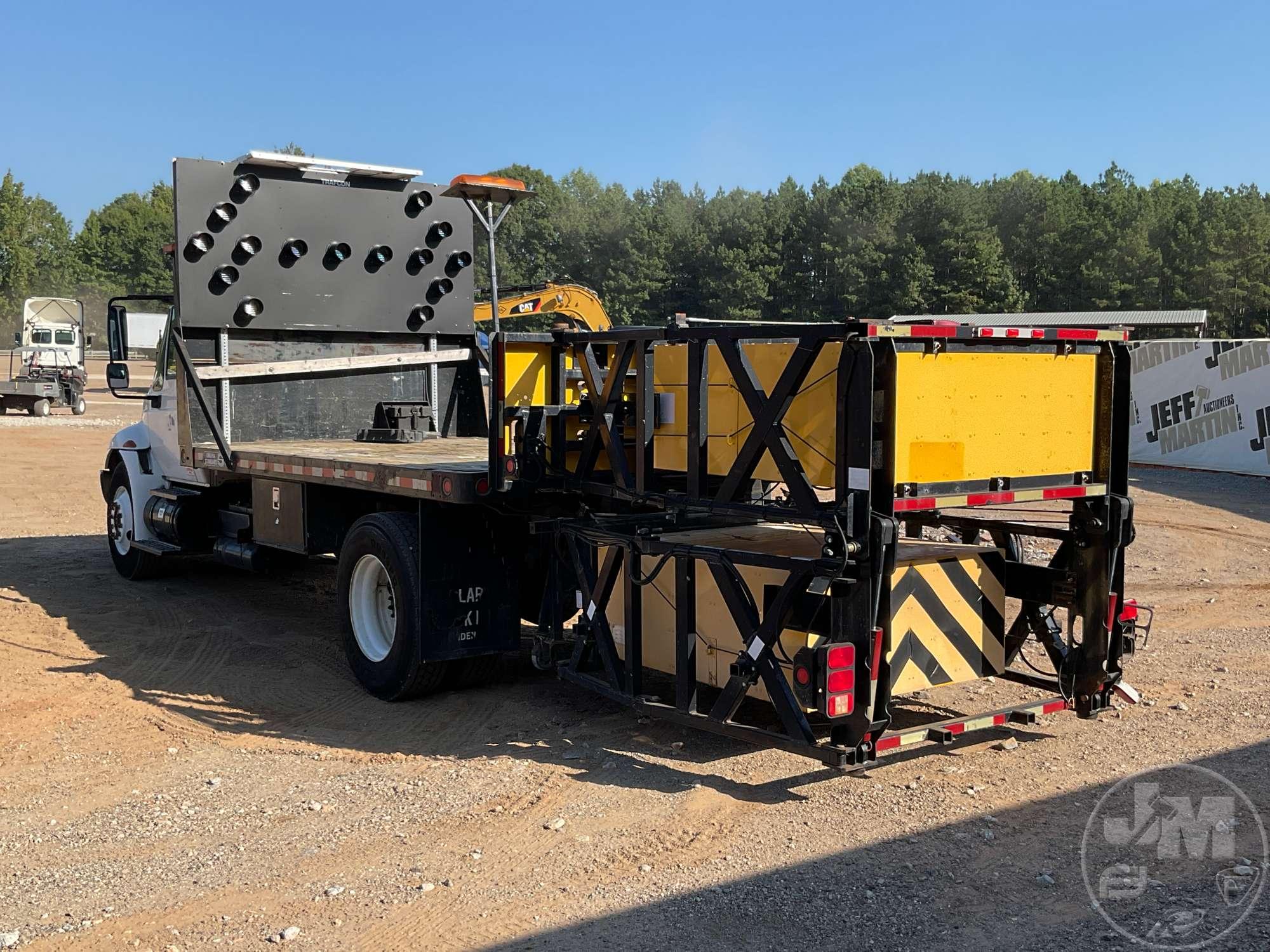 2005 INTERNATIONAL 4300 VIN: 1HTMMAALX5H100543 SINGLE AXLE TRAFFIC CONTROL SIGNAL TRUCK