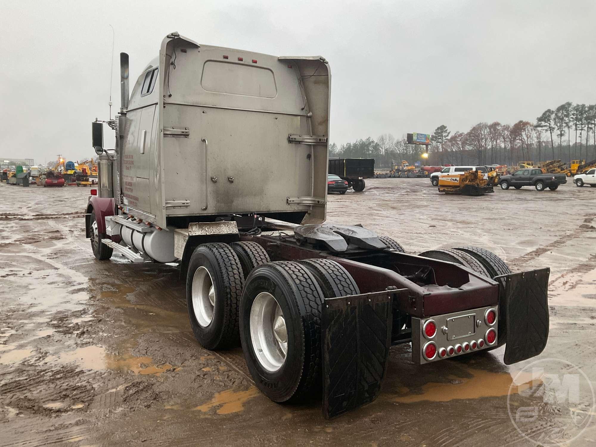 2000 WESTERN STAR 4900E VIN: 2WKEDDXJ0YK960401 TANDEM AXLE TRUCK TRACTOR