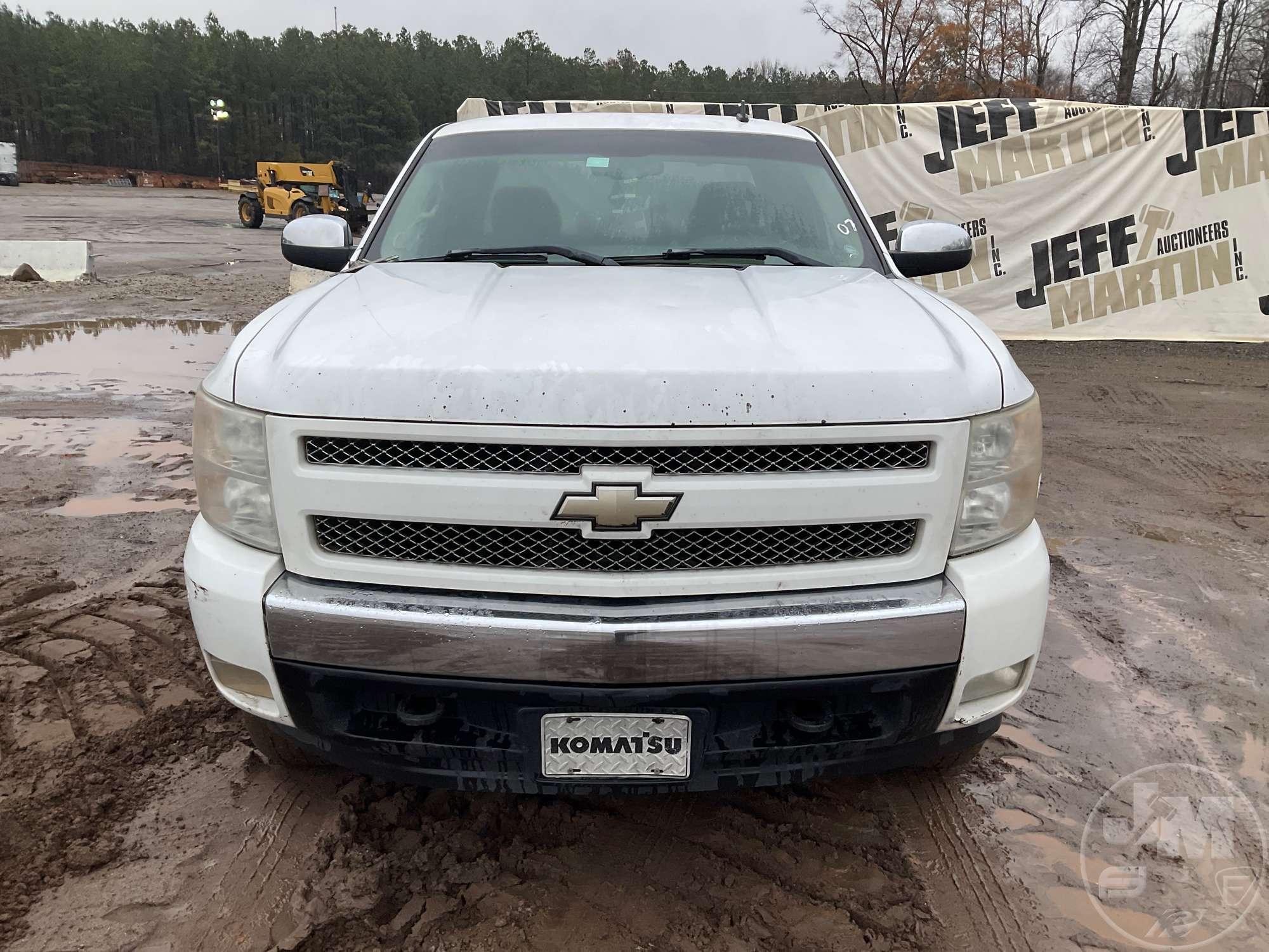 2007 CHEVROLET SILVERADO EXTENDED CAB 4X4 PICKUP VIN: 2GCEK19J371645936