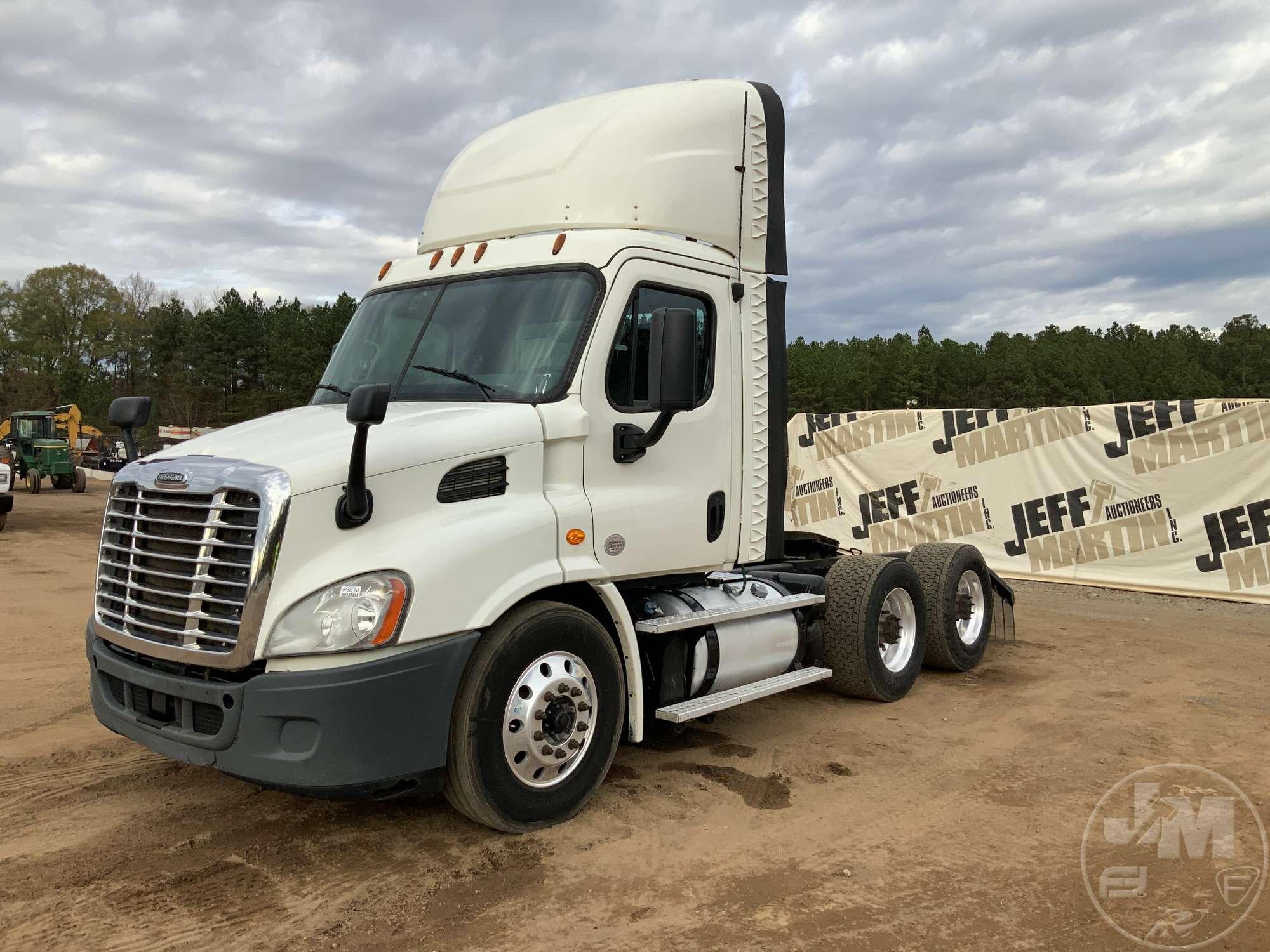 2017 FREIGHTLINER CASCADIA VIN: 1FUJGBDVXHLHS7847 TANDEM AXLE DAY CAB TRUCK TRACTOR