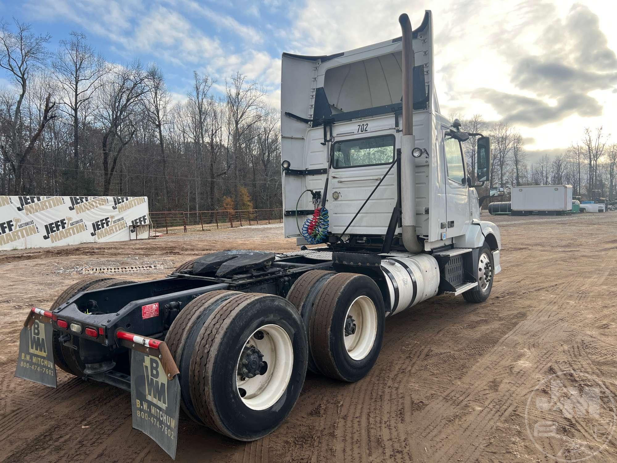 2013 VOLVO TRUCK VNL VIN: 4V4NC9EGXDN137578 TANDEM AXLE DAY CAB TRUCK TRACTOR