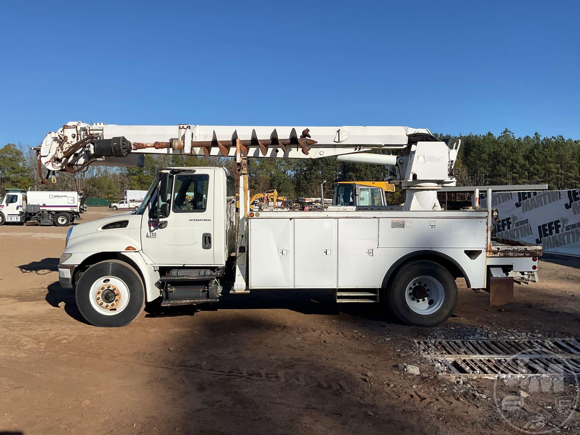 2007 INTERNATIONAL 4300 S/A DIGGER DERRICK TRUCK VIN: 1HTMMAAN07H380381