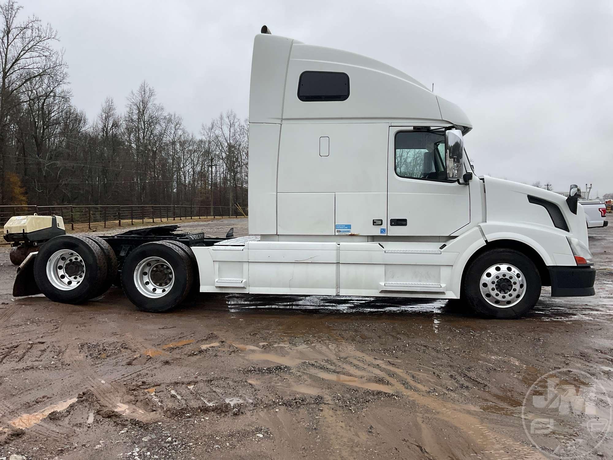 2015 VOLVO VNL VIN: 4V4NC9EH4FN179921 TANDEM AXLE TRUCK TRACTOR