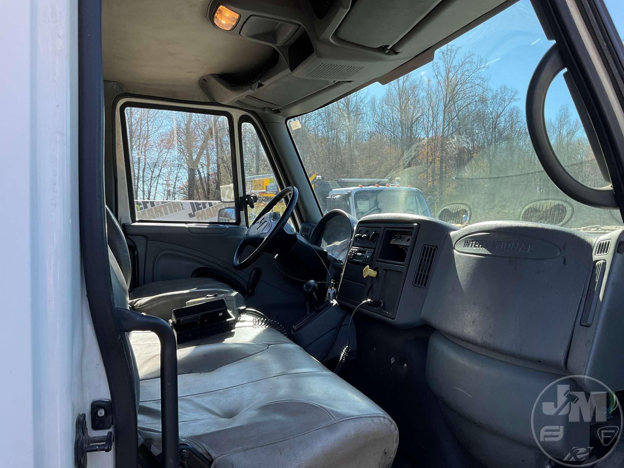 2005 INTERNATIONAL 4300 VIN: 1HTMMAAL05H119599 SINGLE AXLE TRAFFIC CONTROL SIGNAL TRUCK