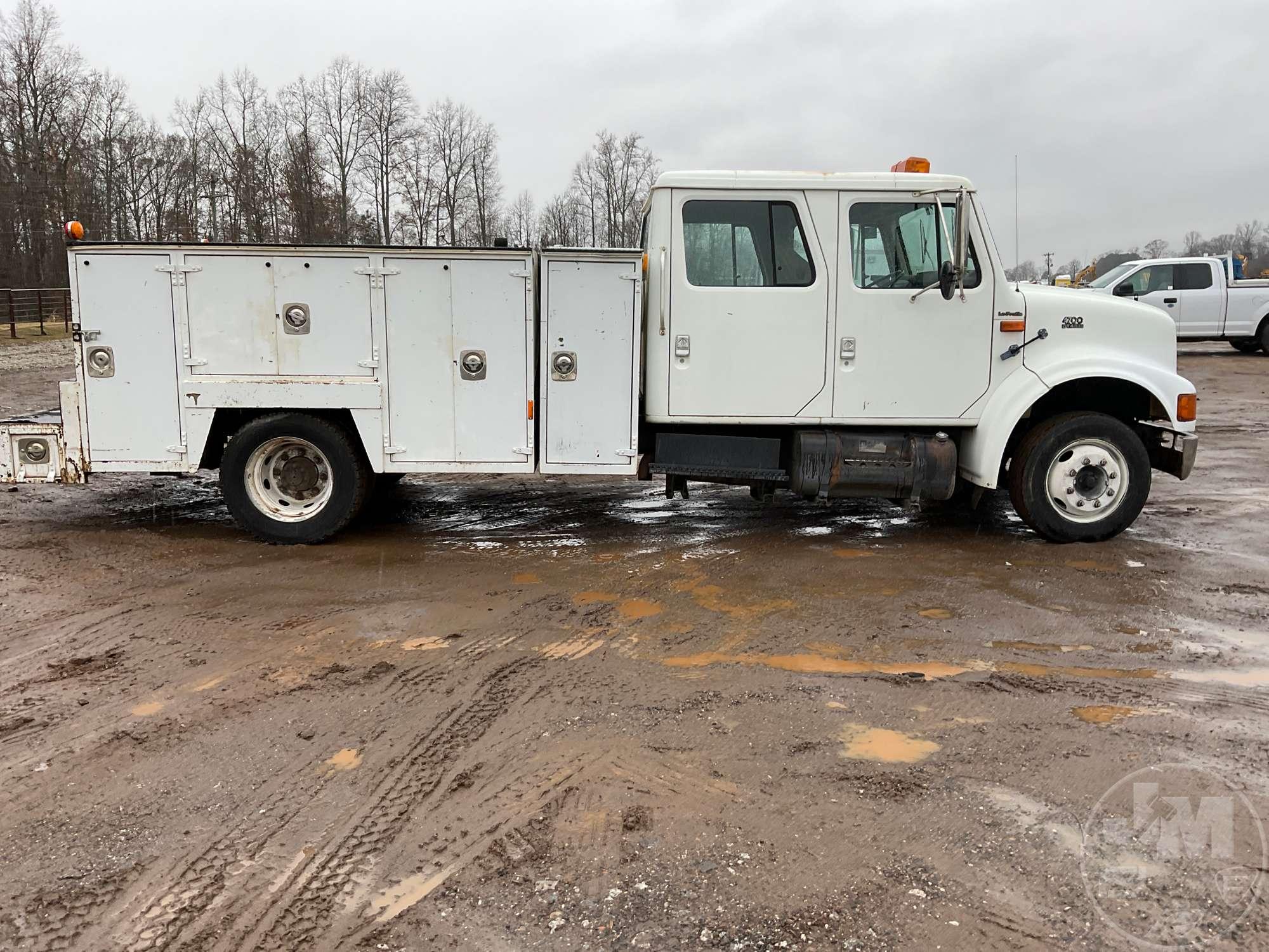 2000 INTERNATIONAL 4000 LOW PROFILE S/A UTILITY TRUCK VIN: 1HTSLAAM8YH284484