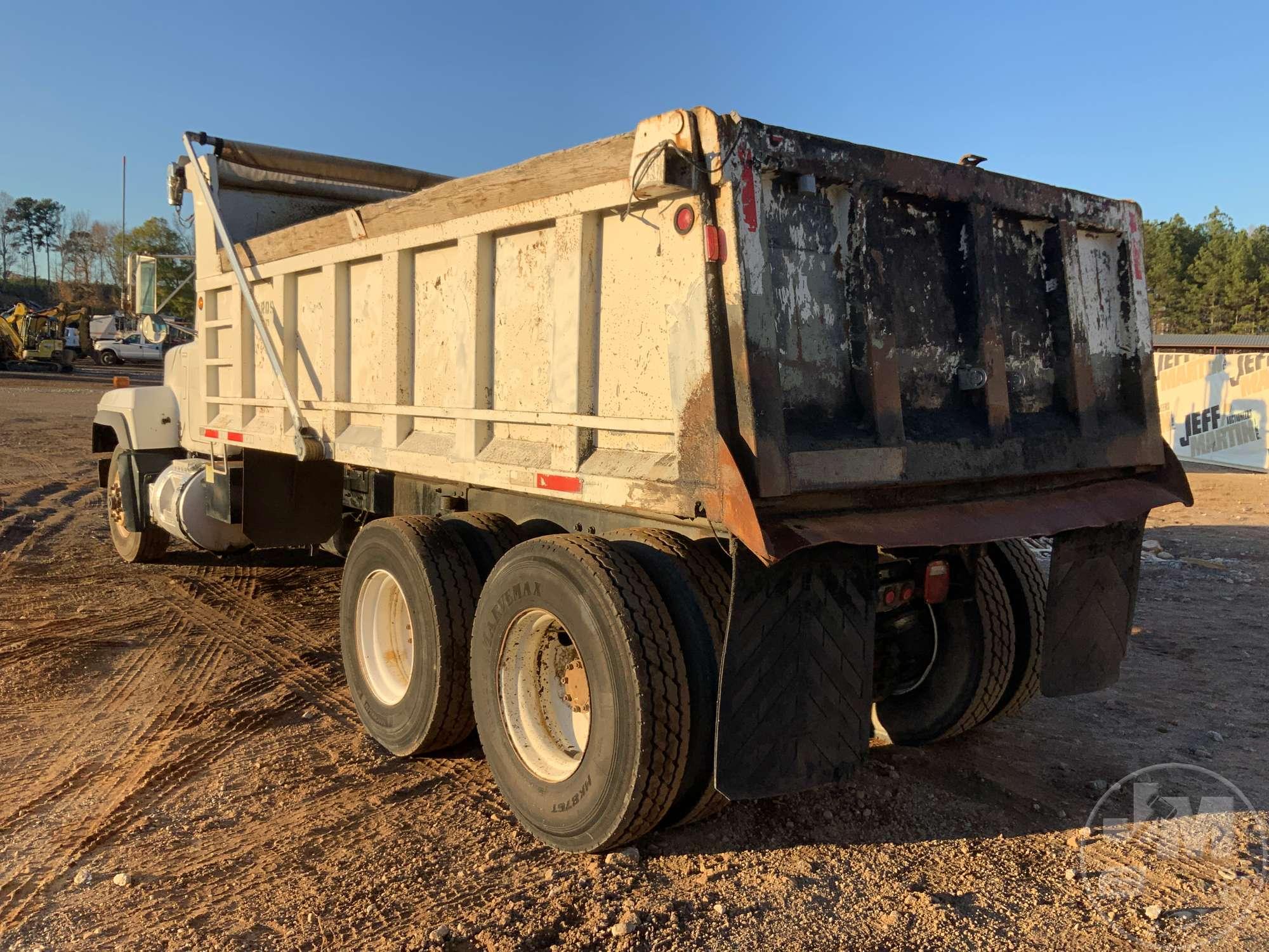 1998 MACK RD690S TANDEM AXLE DUMP TRUCK VIN: 1M2P264C4WM025111