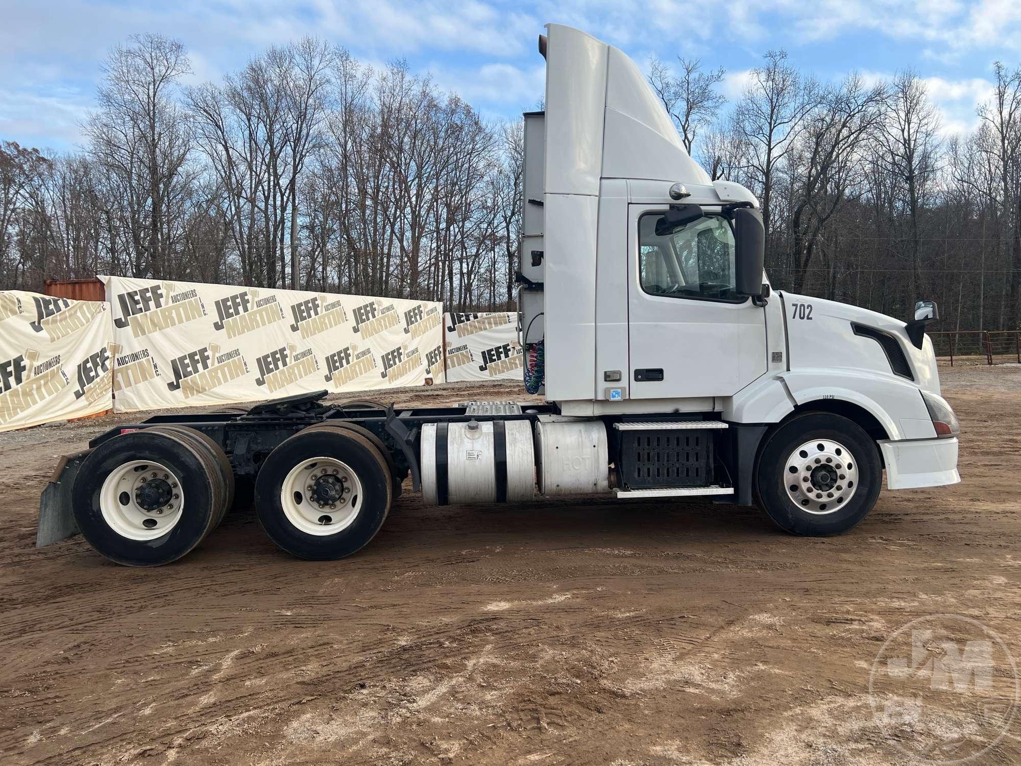 2013 VOLVO TRUCK VNL VIN: 4V4NC9EGXDN137578 TANDEM AXLE DAY CAB TRUCK TRACTOR