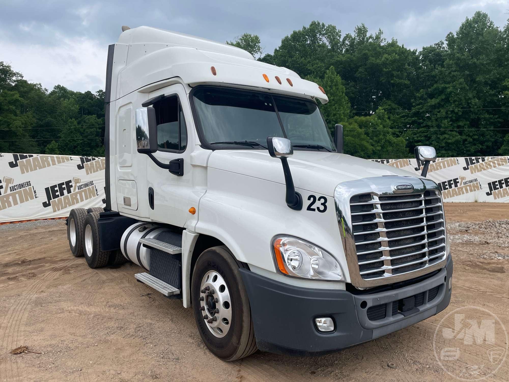 2014 FREIGHTLINER CASCADIA VIN: 3AKJGLD57ESFT6330 TANDEM AXLE SLEEPER TRUCK TRACTOR