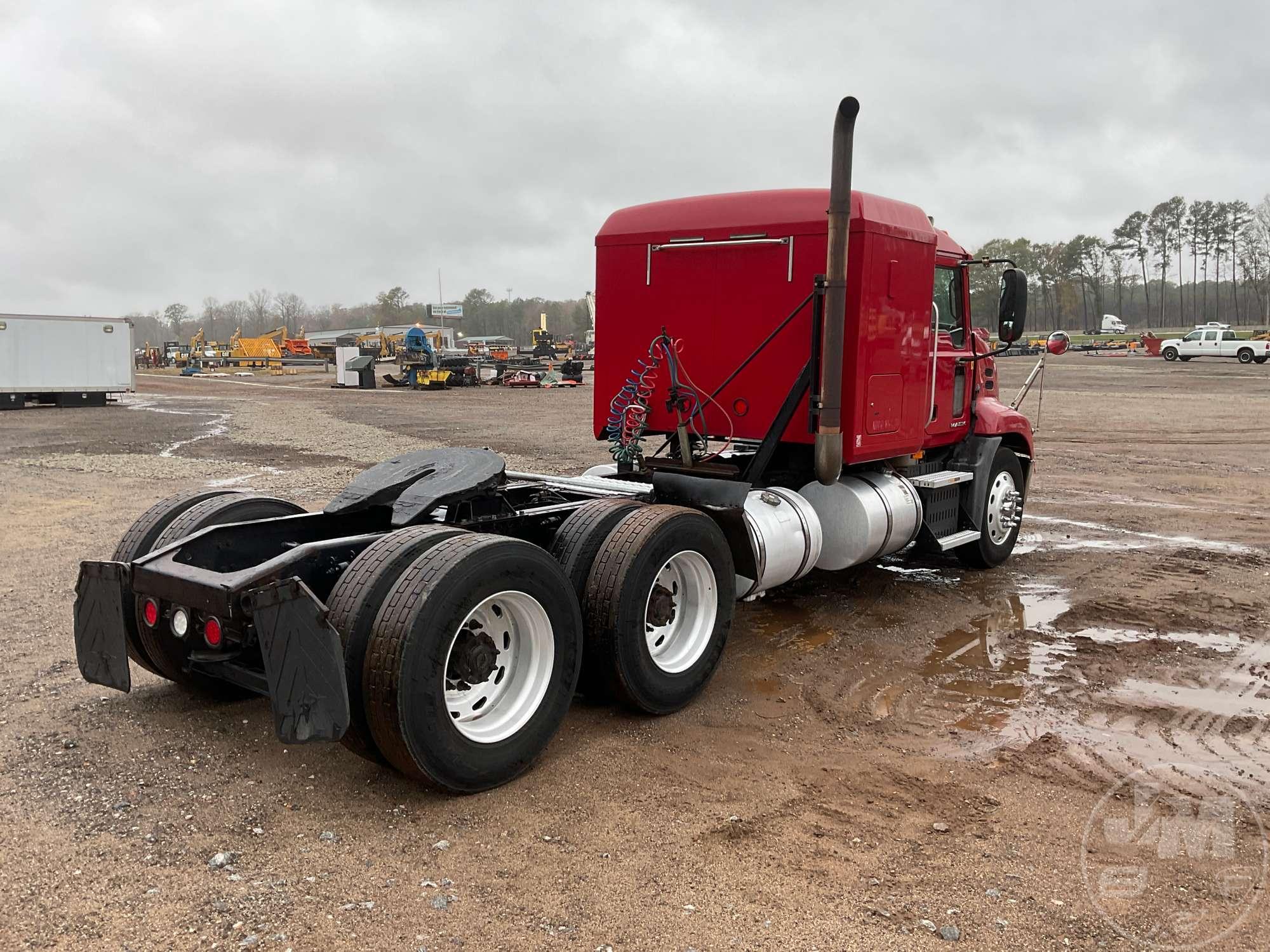 2008 MACK CXU613 VIN: 1M1AW07Y78N002583 TANDEM AXLE TRUCK TRACTOR