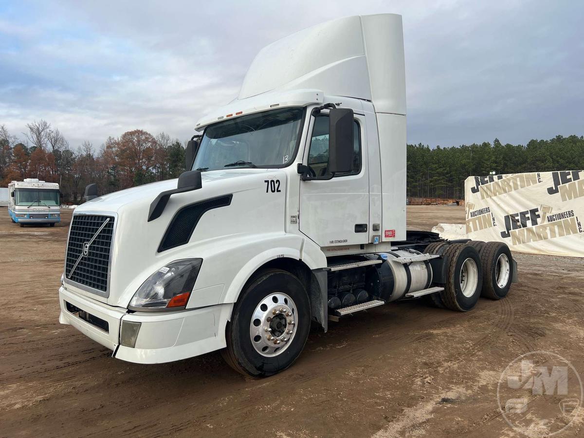 2013 VOLVO TRUCK VNL VIN: 4V4NC9EGXDN137578 TANDEM AXLE DAY CAB TRUCK TRACTOR