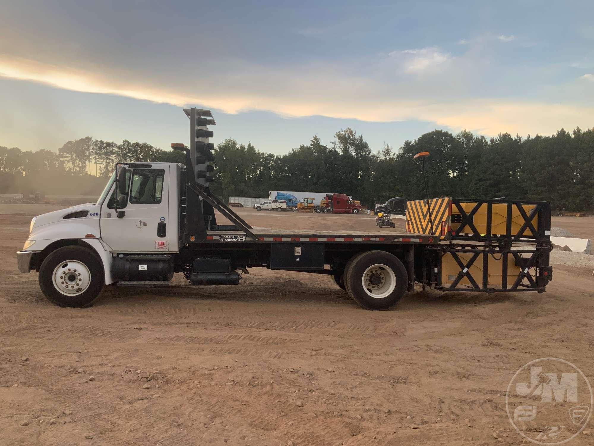 2005 INTERNATIONAL 4300 VIN: 1HTMMAALX5H100543 SINGLE AXLE TRAFFIC CONTROL SIGNAL TRUCK