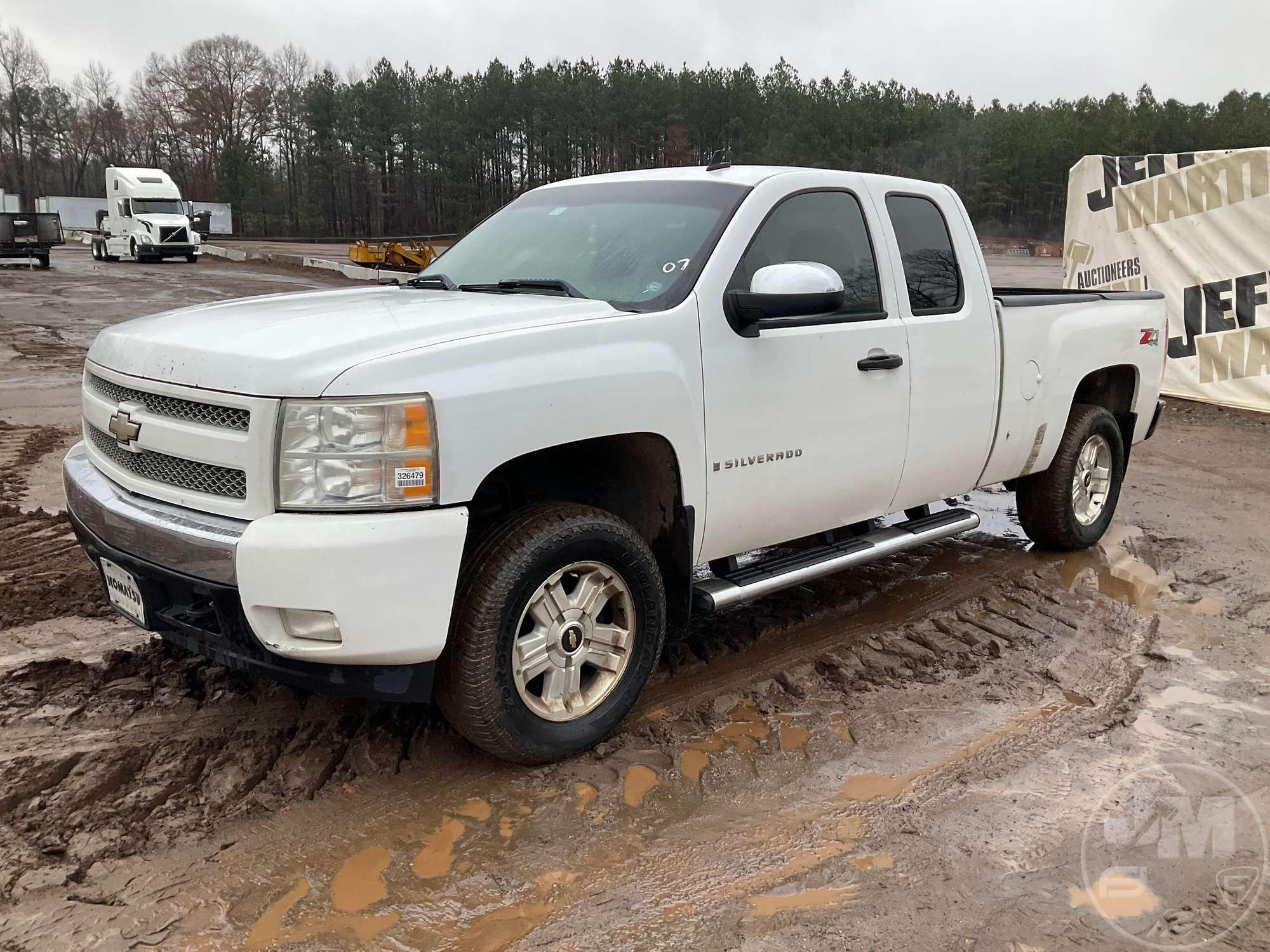 2007 CHEVROLET SILVERADO EXTENDED CAB 4X4 PICKUP VIN: 2GCEK19J371645936