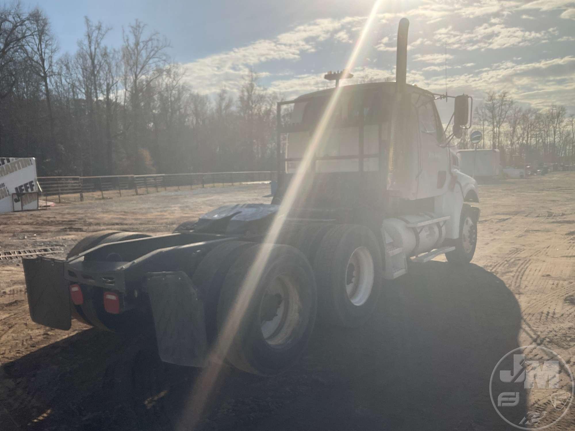 2007 STERLING TRUCK L9500 SERIES VIN: 2FWJAZCK27AY42002 TANDEM AXLE DAY CAB TRUCK TRACTOR