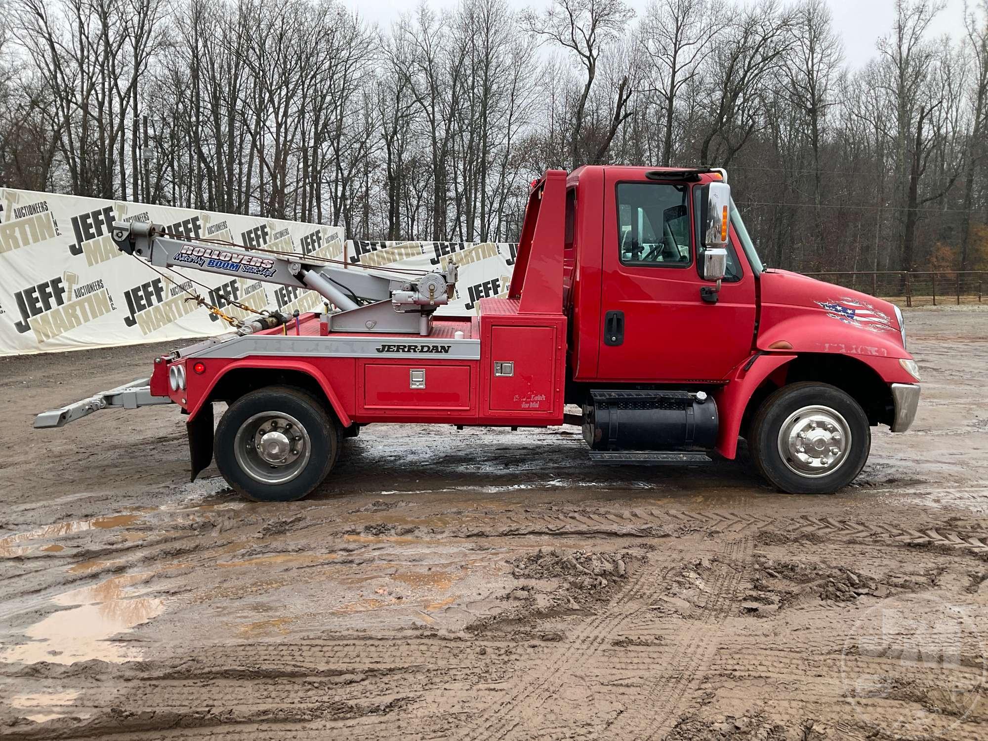 2002 INTERNATIONAL 4300 SBA 4X2 SINGLE AXLE WRECKER VIN: 1HTMMAAM92H535395