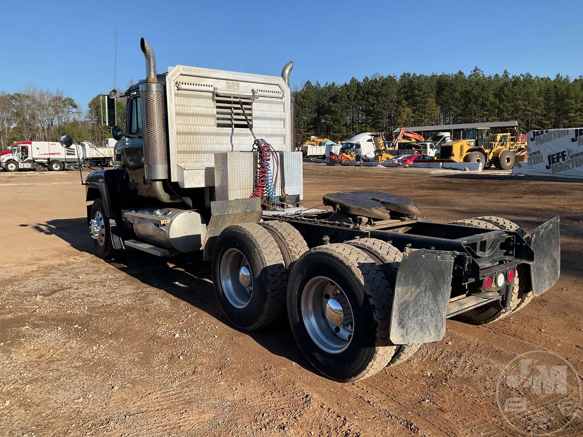 2000 MACK CH613 VIN: 1M1AA18Y0YW127390 TANDEM AXLE DAY CAB TRUCK TRACTOR