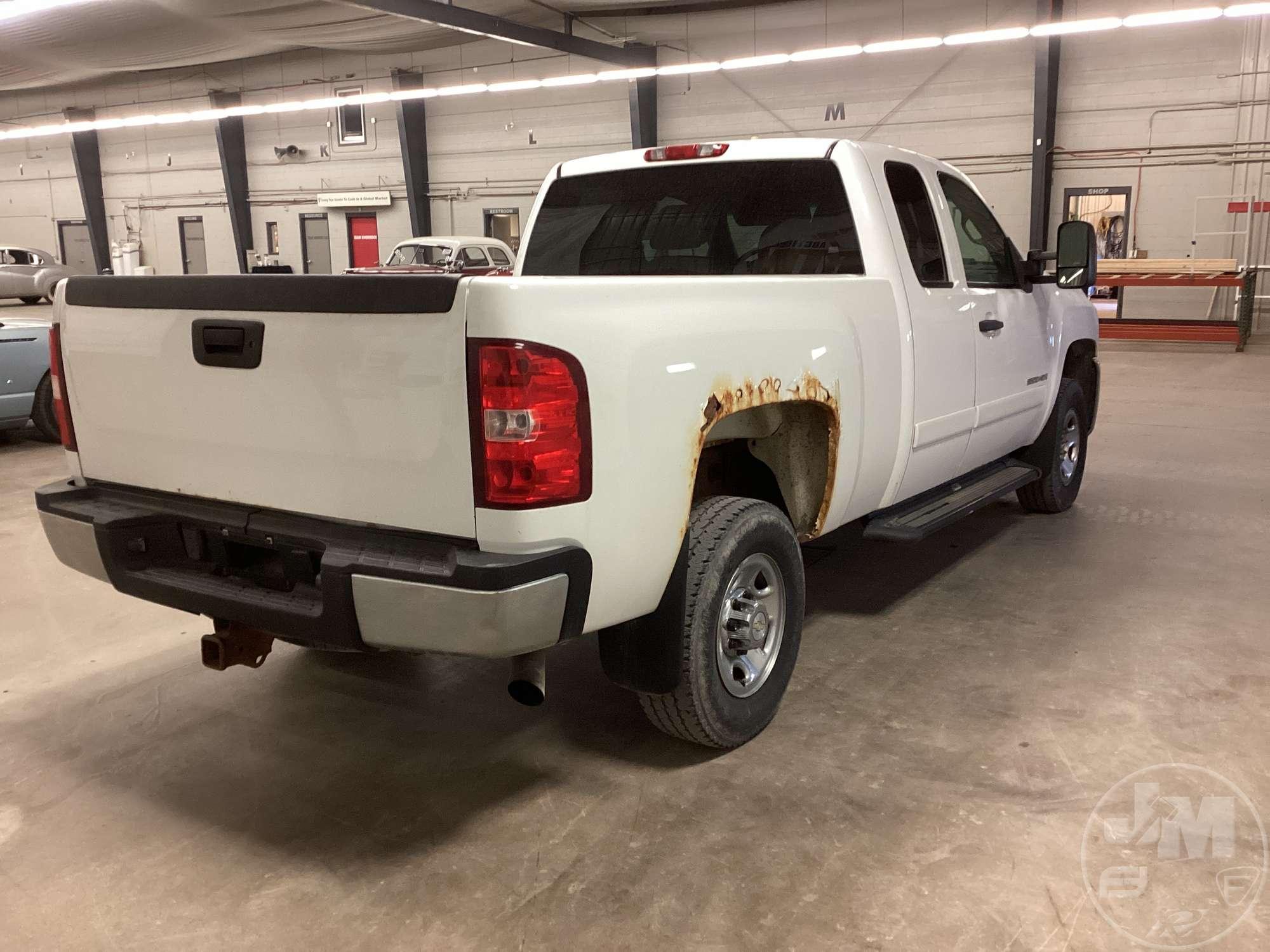 2008 CHEVROLET SILVERADO EXTENDED CAB 4X4 3/4 TON PICKUP VIN: 1GCHK29K18E202440