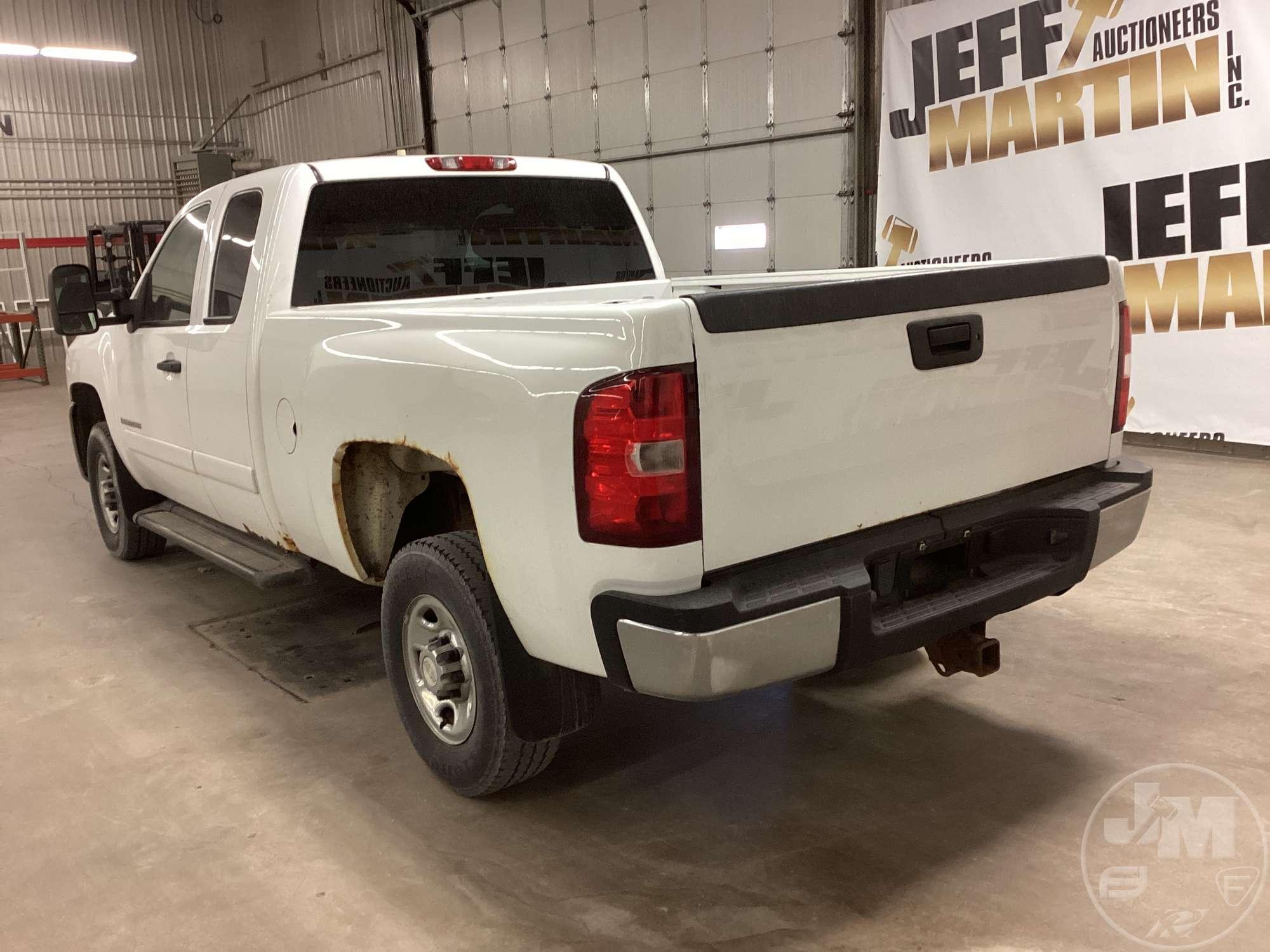 2008 CHEVROLET SILVERADO EXTENDED CAB 4X4 3/4 TON PICKUP VIN: 1GCHK29K18E202440