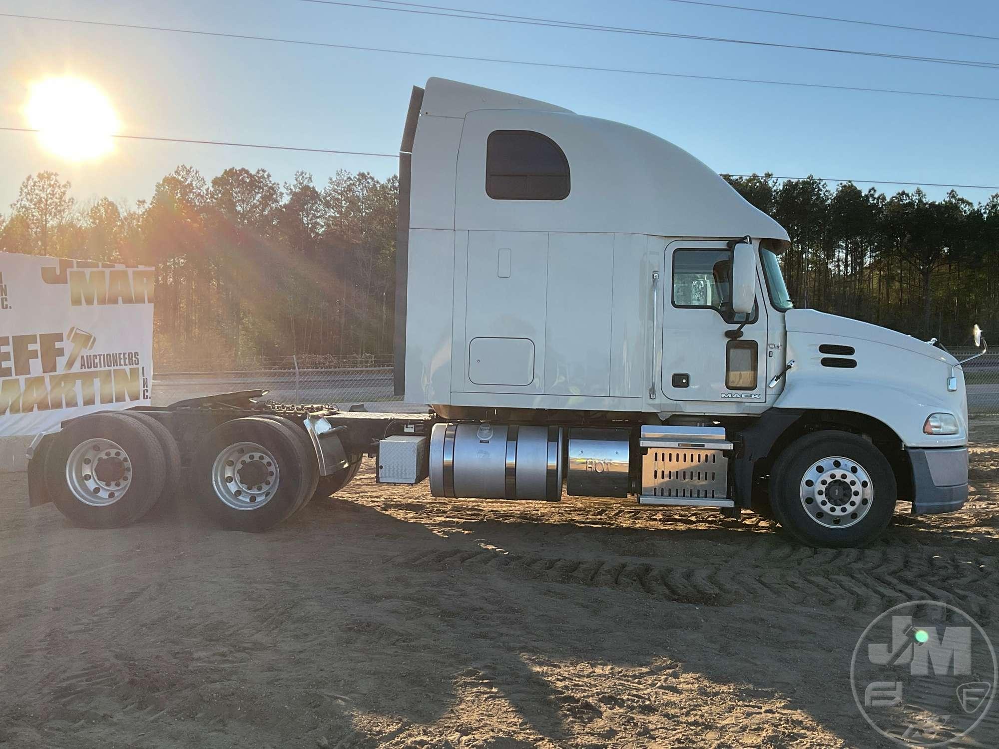 2016 MACK CXU TANDEM AXLE TRUCK TRACTOR VIN: 1M1AW07YXGM075791