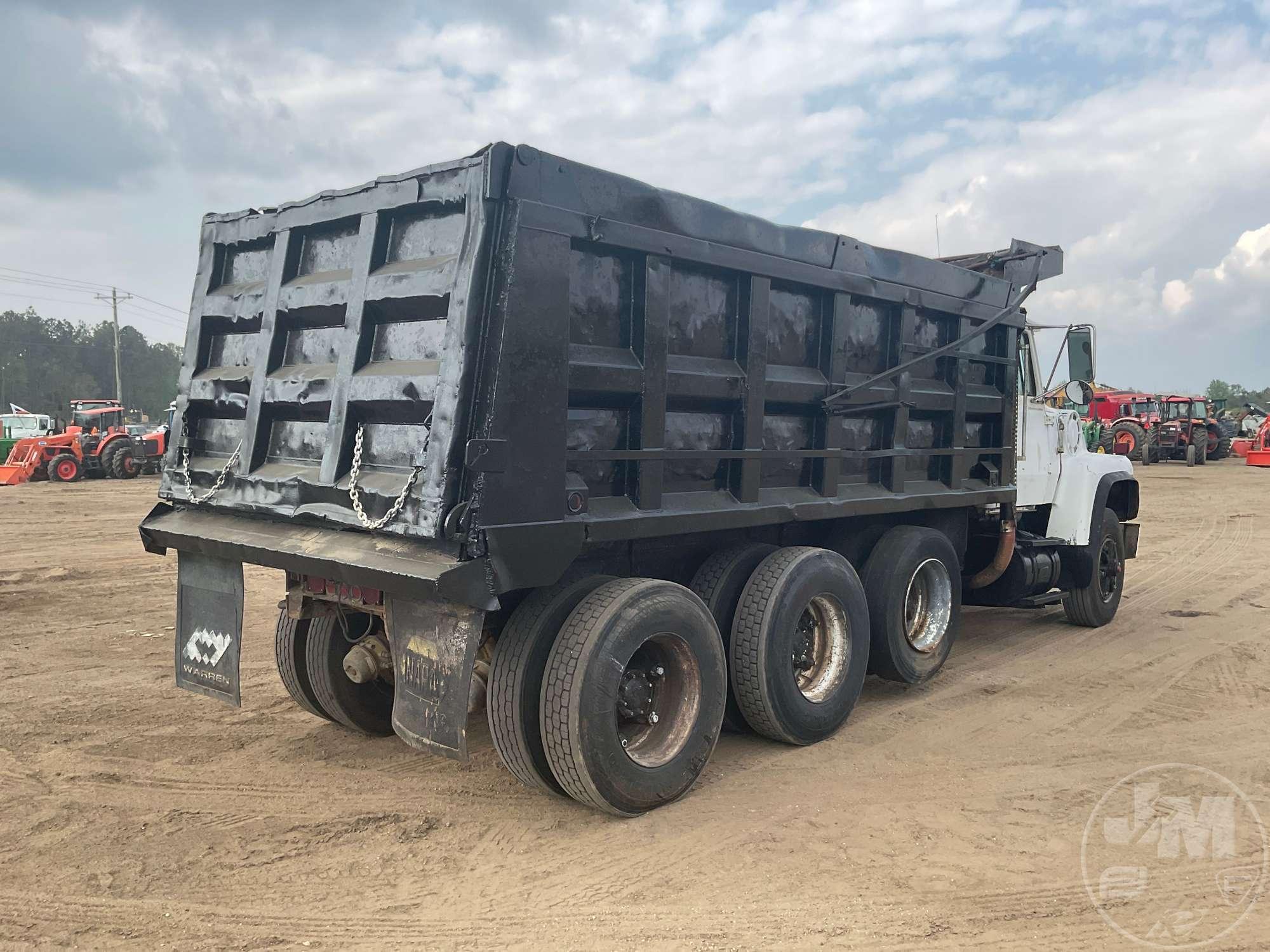 1992 FORD LT8000 TRI-AXLE DUMP TRUCK VIN: 1FDZU82A2NVA16626