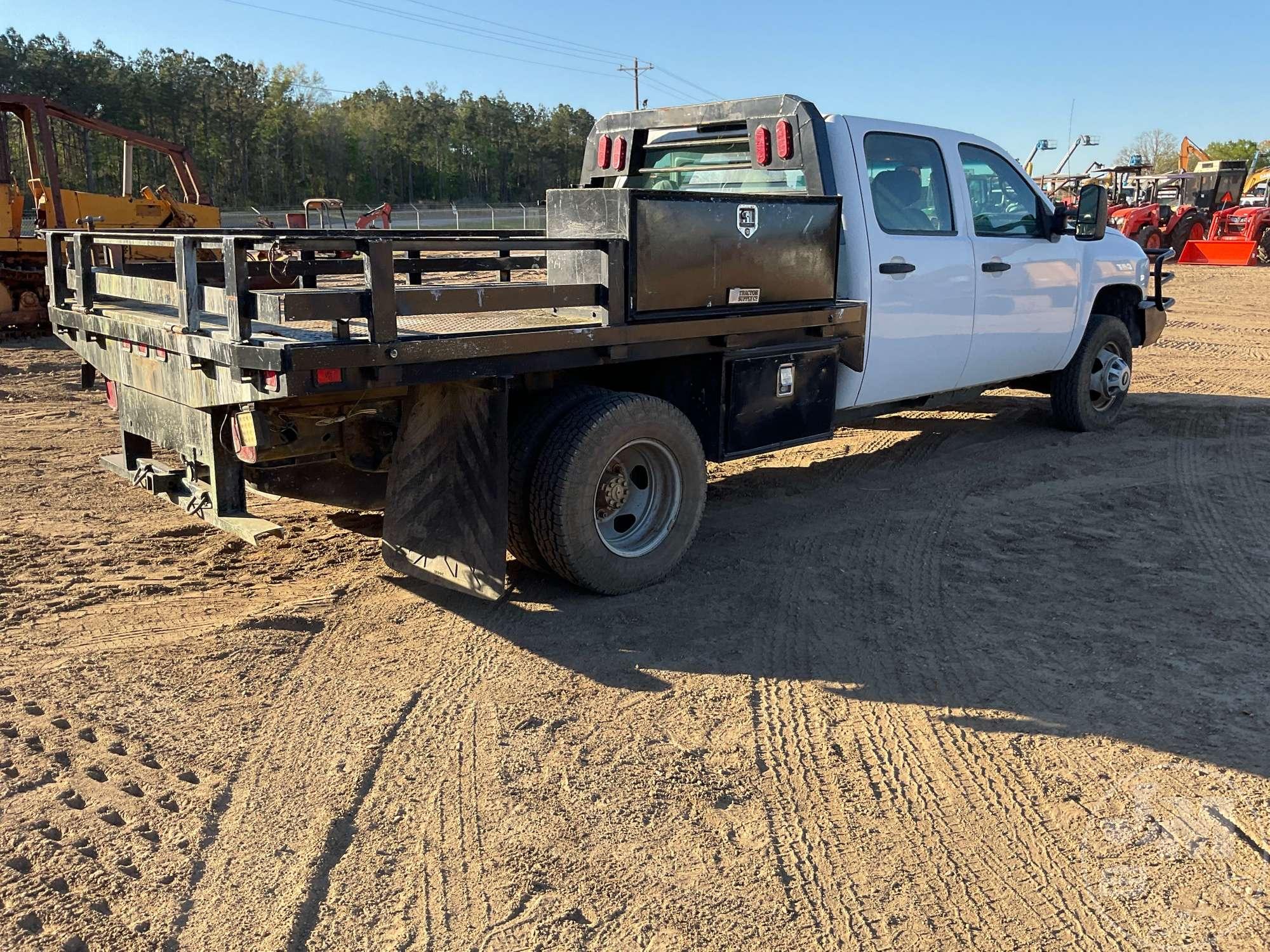 2013 CHEVROLET SILVERADO SINGLE AXLE CREW CAB 4X4 FLATBED TRUCK VIN: 1GB4KZCG1DF179973