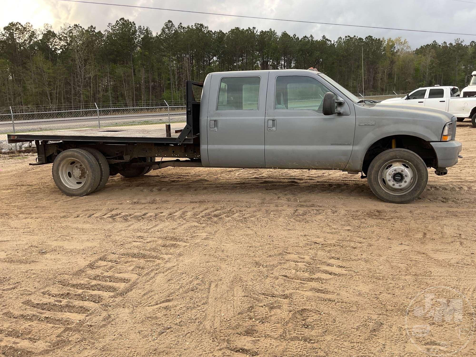 2003 FORD F-550 SUPER DUTY SINGLE AXLE CREW CAB 4X4 FLATBED TRUCK VIN: 1FDAW57F93EA63062