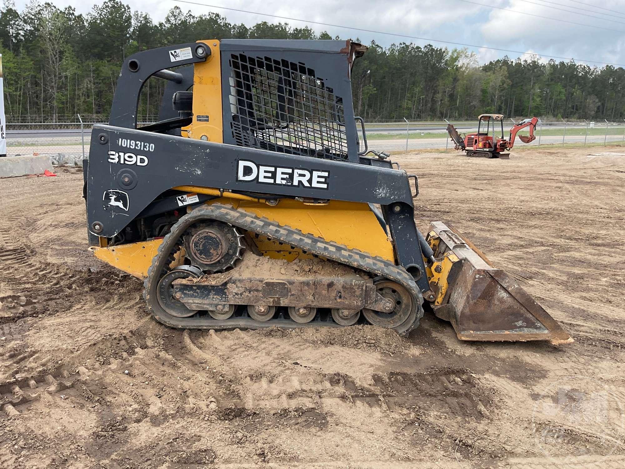 2013 DEERE MODEL 319D MULTI TERRAIN LOADER SN: 1T0319DJEDG249602 CAB