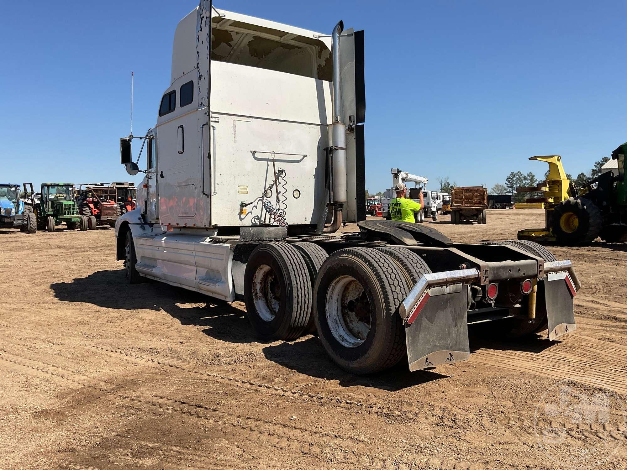 2000 INTERNATIONAL 9200 TANDEM AXLE TRUCK TRACTOR VIN: 2HSFMAMR5YC020382